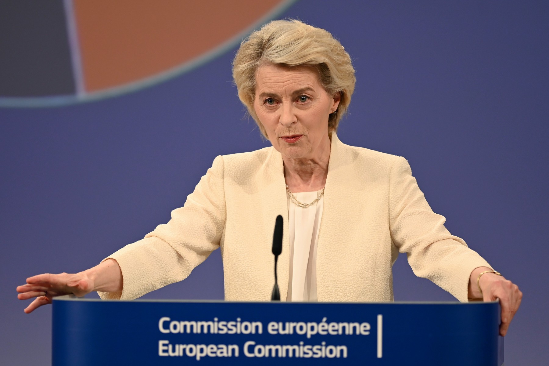 Ursula von der Leyen întâmpinată de oficiali indieni la New Delhi pentru semnarea acordului liber schimb UE-India și parteneriat strategic UE-India, promovând investiții tehnologice India. | sursa foto: G4Media Ursula von der Leyen întâmpinată de oficiali indieni la New Delhi pentru semnarea acordului liber schimb UE-India și parteneriat strategic UE-India, promovând investiții tehnologice India. | sursa foto: G4Media