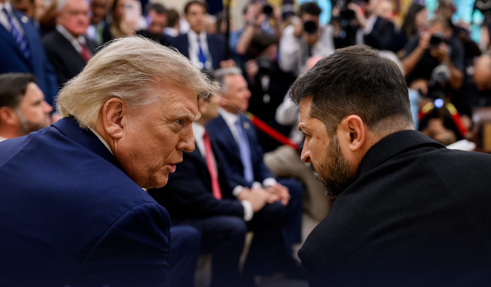 Donald Trump la conferință de presă la Casa Albă discutând despre rachete Patriot și refacerea stocurilor armament SUA pentru sprijin militar Ucraina. | sursa foto: G4Media Donald Trump la conferință de presă la Casa Albă discutând despre rachete Patriot și refacerea stocurilor armament SUA pentru sprijin militar Ucraina. | sursa foto: G4Media