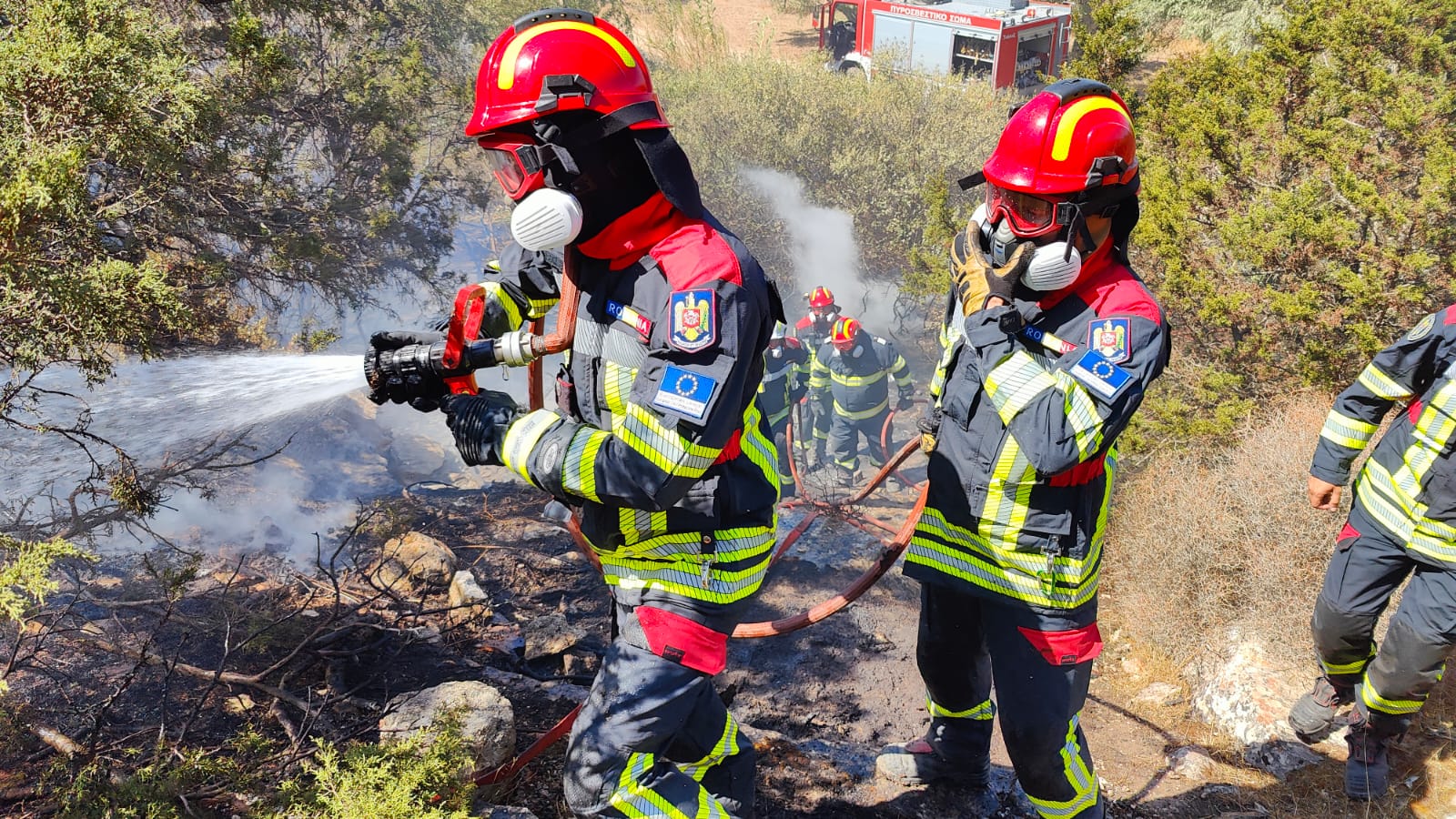 Pompieri români Franța în echipament complet lângă autospeciale pregătite pentru intervenții la incendii pădure în cadrul protecției civile UE. | sursa foto: G4Media Pompieri români Franța în echipament complet lângă autospeciale pregătite pentru intervenții la incendii pădure în cadrul protecției civile UE. | sursa foto: G4Media