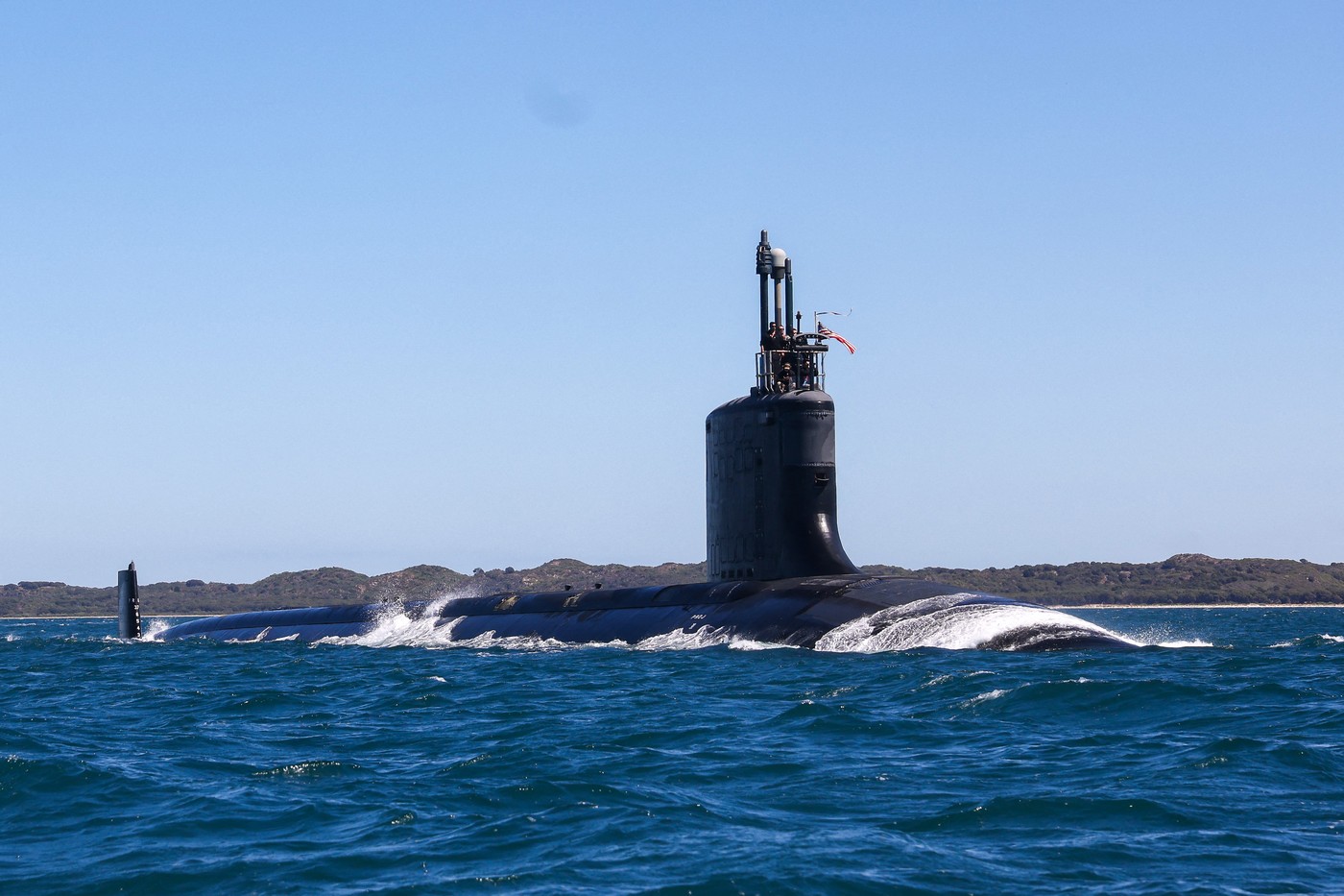 Submarine nucleare americane în port, cu nave militare ale Marinei SUA în fundal, simbolizând alianța militară cu Coreea de Sud. | sursa foto: G4Media Submarine nucleare americane în port, cu nave militare ale Marinei SUA în fundal, simbolizând alianța militară cu Coreea de Sud. | sursa foto: G4Media