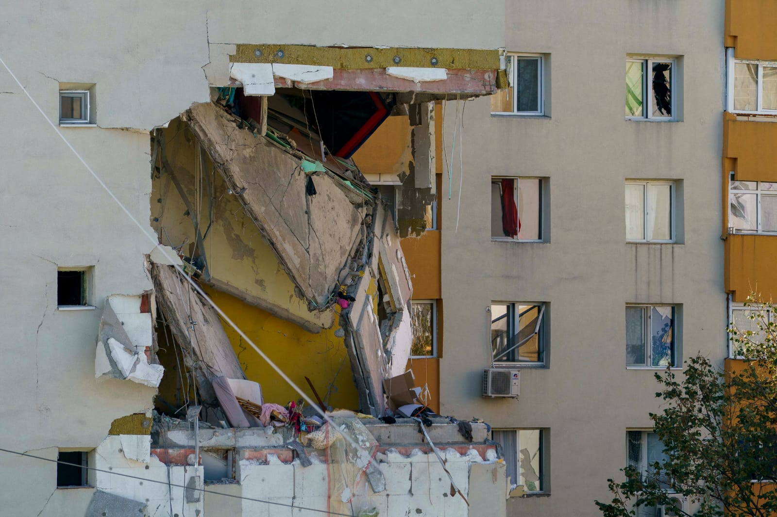 Bloc avariat grav după explozie Rahova, cu echipe ale operator distribuție energie și agent intervenție urgență la fața locului pentru investigații și intervenție. | sursa foto: G4Media Bloc avariat grav după explozie Rahova, cu echipe ale operator distribuție energie și agent intervenție urgență la fața locului pentru investigații și intervenție. | sursa foto: G4Media
