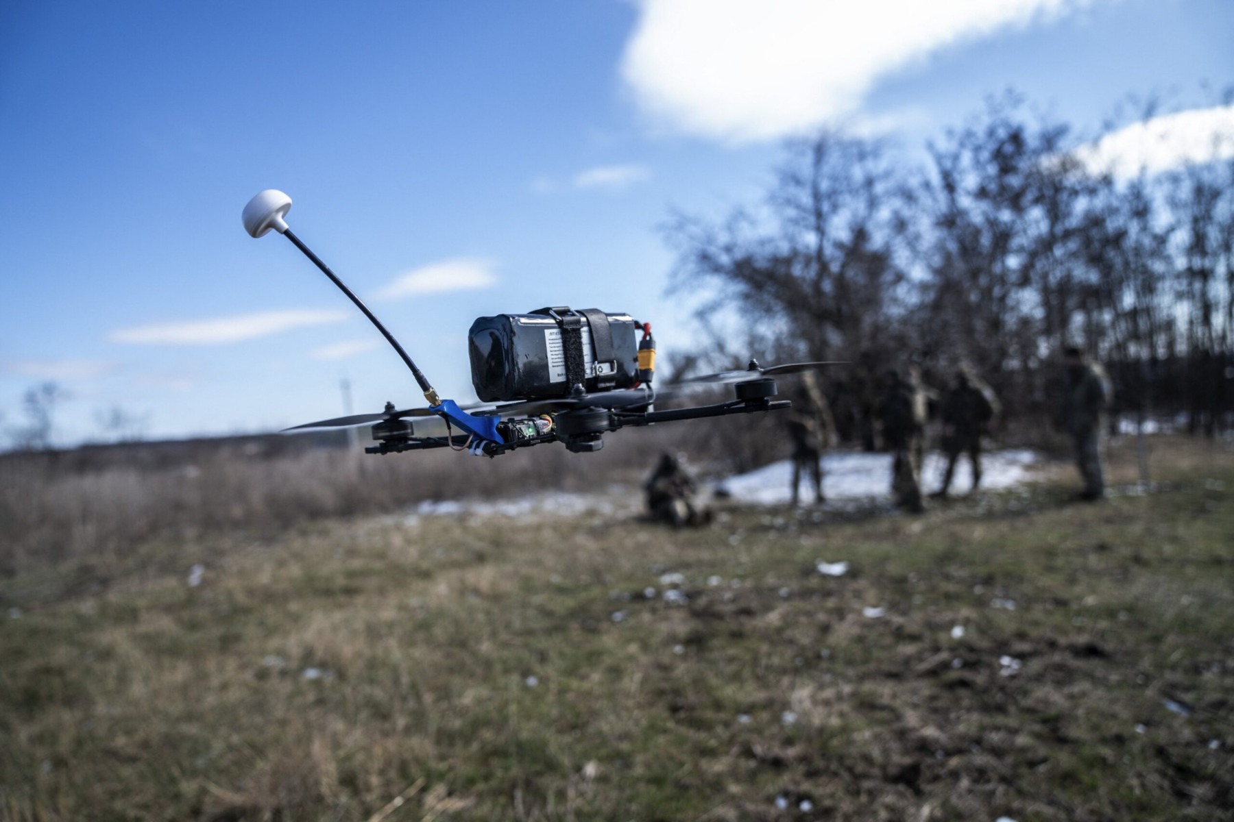 Drone militare ucrainene în zbor deasupra terenului de exercițiu Combined Resolve, simulând atacuri în războiul cu drone asupra vehiculelor blindate americane. | sursa foto: G4Media Drone militare ucrainene în zbor deasupra terenului de exercițiu Combined Resolve, simulând atacuri în războiul cu drone asupra vehiculelor blindate americane. | sursa foto: G4Media