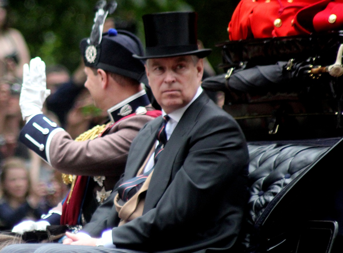 Andrew Mountbatten în vârstă de 66 de ani escortat de polițiști Thames Valley în timpul arestării pentru abatere funcție publică și anchetă în Berkshire | sursa foto: G4Media Andrew Mountbatten în vârstă de 66 de ani escortat de polițiști Thames Valley în timpul arestării pentru abatere funcție publică și anchetă în Berkshire | sursa foto: G4Media
