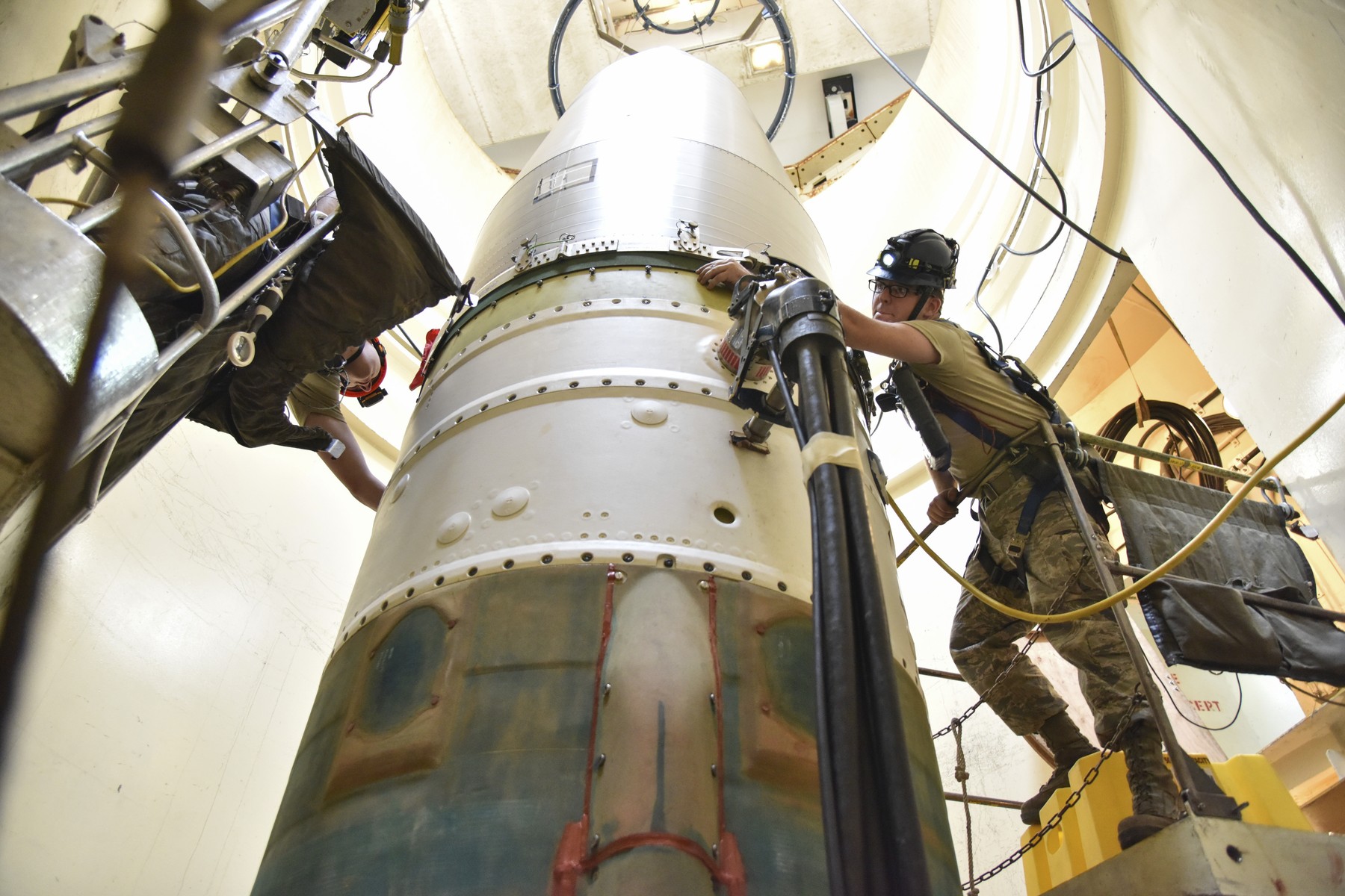 Reprezentanți militari și oficiali americani și europeni discutând planuri pentru producție rachete și apărare aeriană în cooperare SUA-Europa. | sursa foto: G4Media Reprezentanți militari și oficiali americani și europeni discutând planuri pentru producție rachete și apărare aeriană în cooperare SUA-Europa. | sursa foto: G4Media
