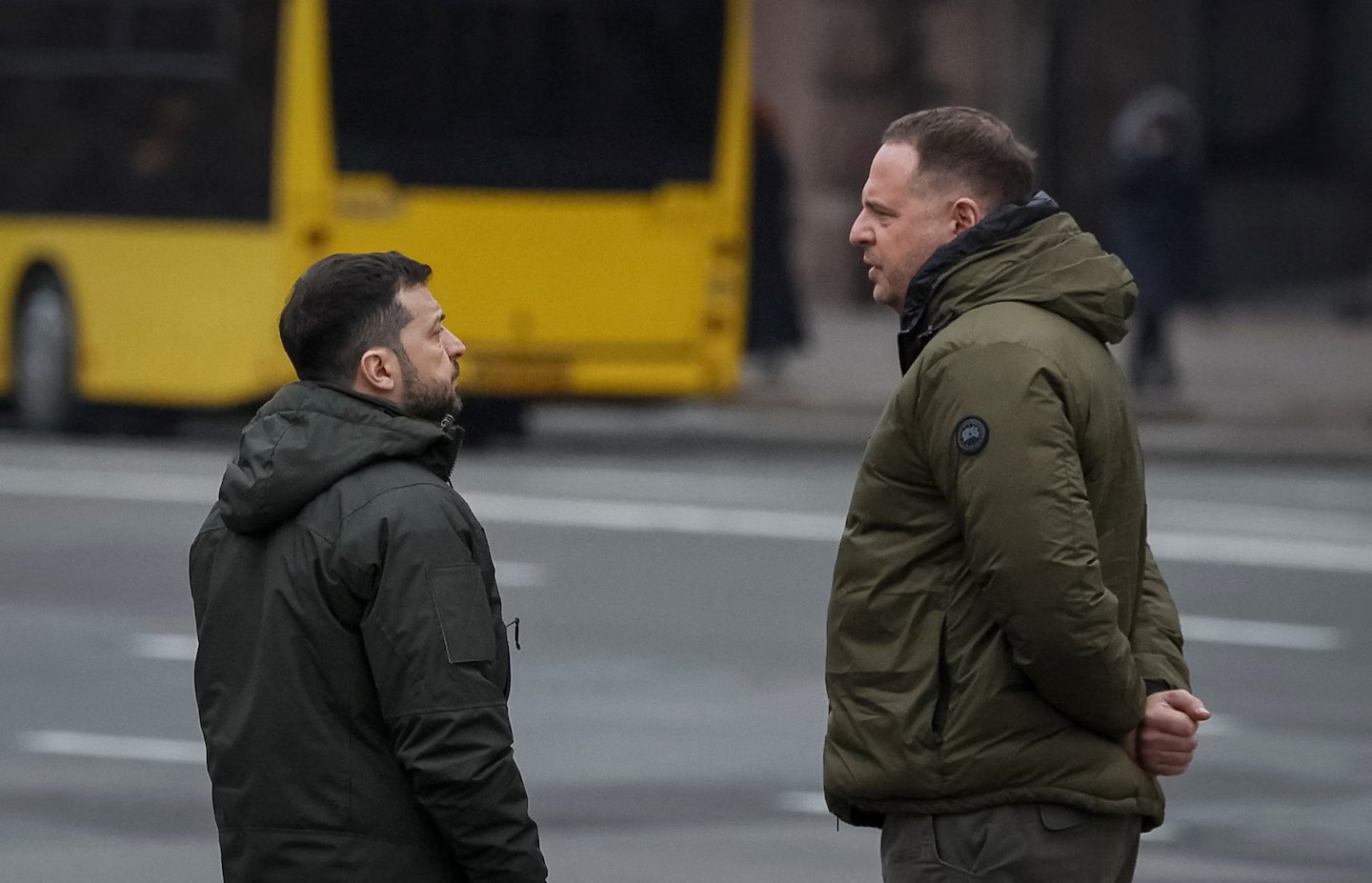 Andrii Iermak escortat de polițiști la instanță în timpul arestării preventive pentru spălare bani într-un dosar imobiliar lângă Kiev | sursa foto: G4Media Andrii Iermak escortat de polițiști la instanță în timpul arestării preventive pentru spălare bani într-un dosar imobiliar lângă Kiev | sursa foto: G4Media