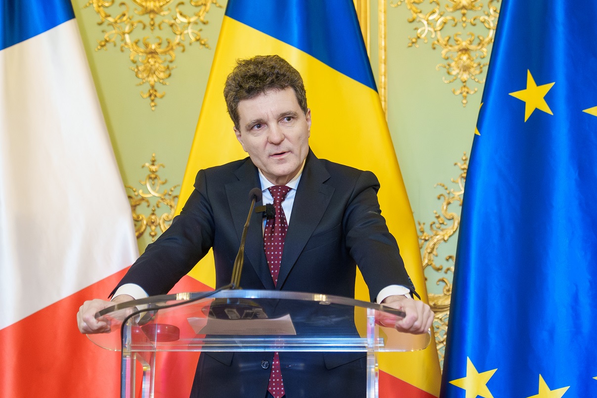 Bărbat privind ecranul unui laptop cu pagina unei rețele sociale deschisă, legată de amenințare președinte și anchetă poliție în Timiș. | sursa foto: G4Media Bărbat privind ecranul unui laptop cu pagina unei rețele sociale deschisă, legată de amenințare președinte și anchetă poliție în Timiș. | sursa foto: G4Media