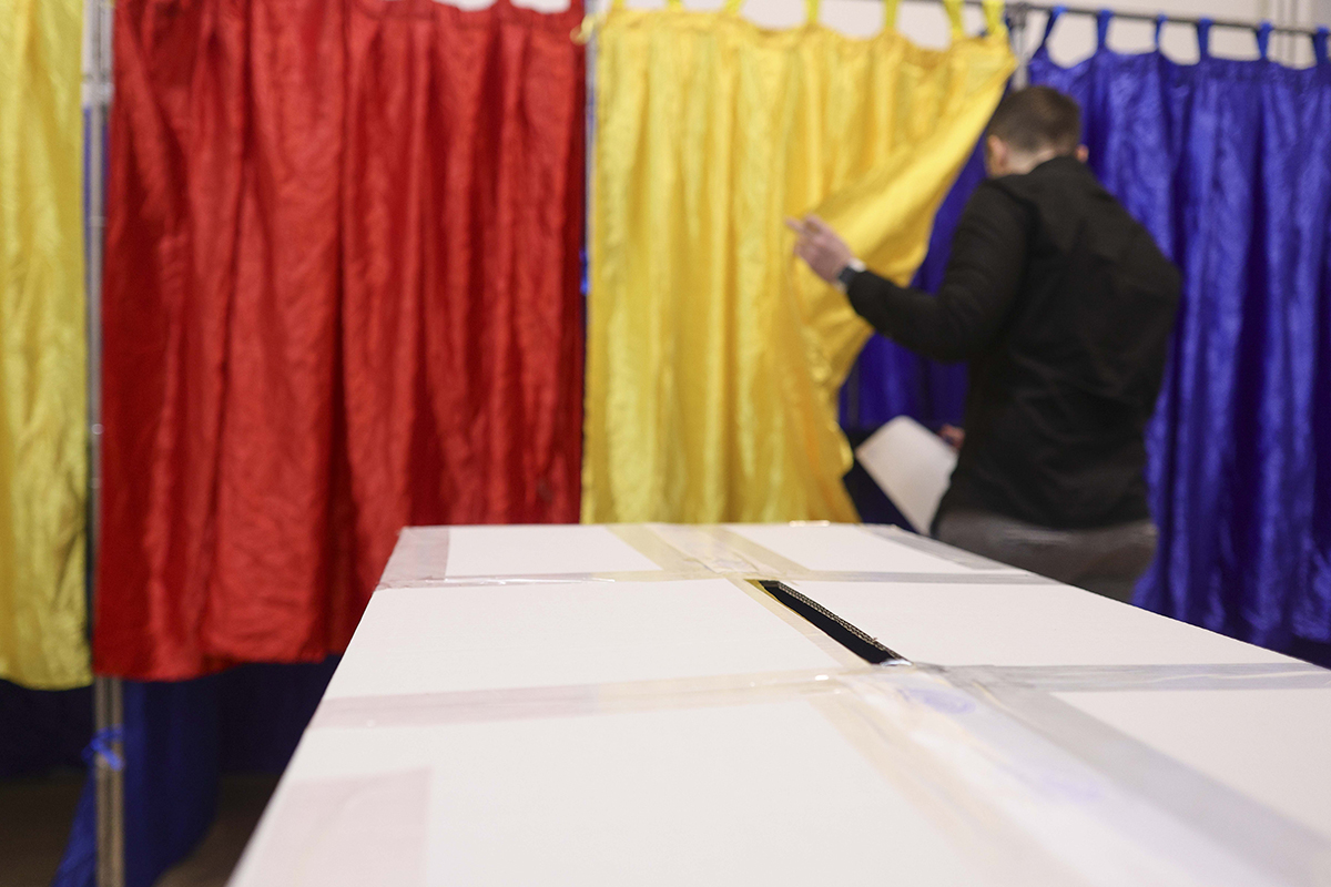 Angajați AEP verificând documente în birou pentru actualizarea registrului electoral privind decese români străinătate și persoane vârstnice. | sursa foto: G4Media Angajați AEP verificând documente în birou pentru actualizarea registrului electoral privind decese români străinătate și persoane vârstnice. | sursa foto: G4Media
