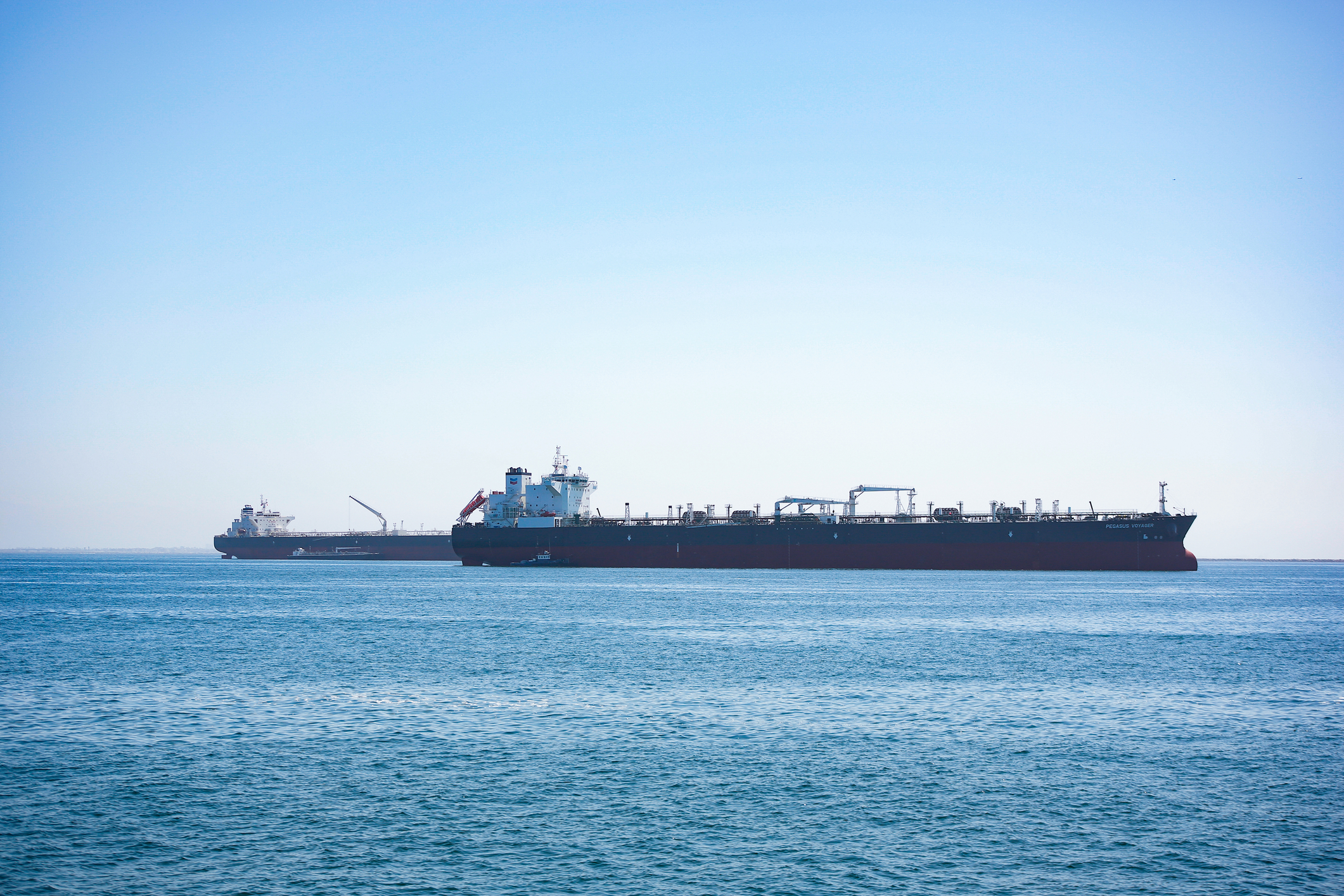 Tancuri petroliere din flota fantomă Rusia ancorate în port, vizate pentru confiscare în contextul sancțiunilor internaționale petrolieră. | sursa foto: G4Media Tancuri petroliere din flota fantomă Rusia ancorate în port, vizate pentru confiscare în contextul sancțiunilor internaționale petrolieră. | sursa foto: G4Media