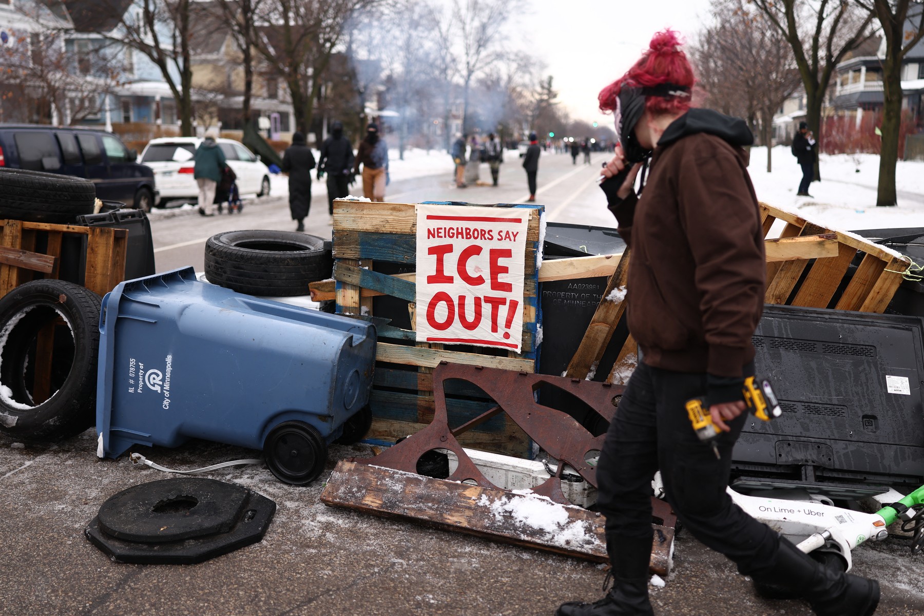 Trupe militare și forțe ordine ICE în echipament tactic patrulând străzile Minneapolis în timpul protestelor și cererilor de retrageri trupe militare. | sursa foto: G4Media Trupe militare și forțe ordine ICE în echipament tactic patrulând străzile Minneapolis în timpul protestelor și cererilor de retrageri trupe militare. | sursa foto: G4Media
