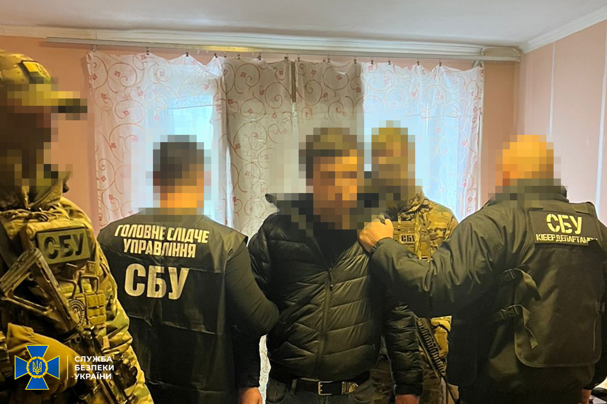 Agent FSB reținut de Serviciul de Securitate al Ucrainei pentru spionaj cibernetic în sectorul bancar din Kiev, protejând securitatea informațională Ucraina. | sursa foto: G4Media Agent FSB reținut de Serviciul de Securitate al Ucrainei pentru spionaj cibernetic în sectorul bancar din Kiev, protejând securitatea informațională Ucraina. | sursa foto: G4Media