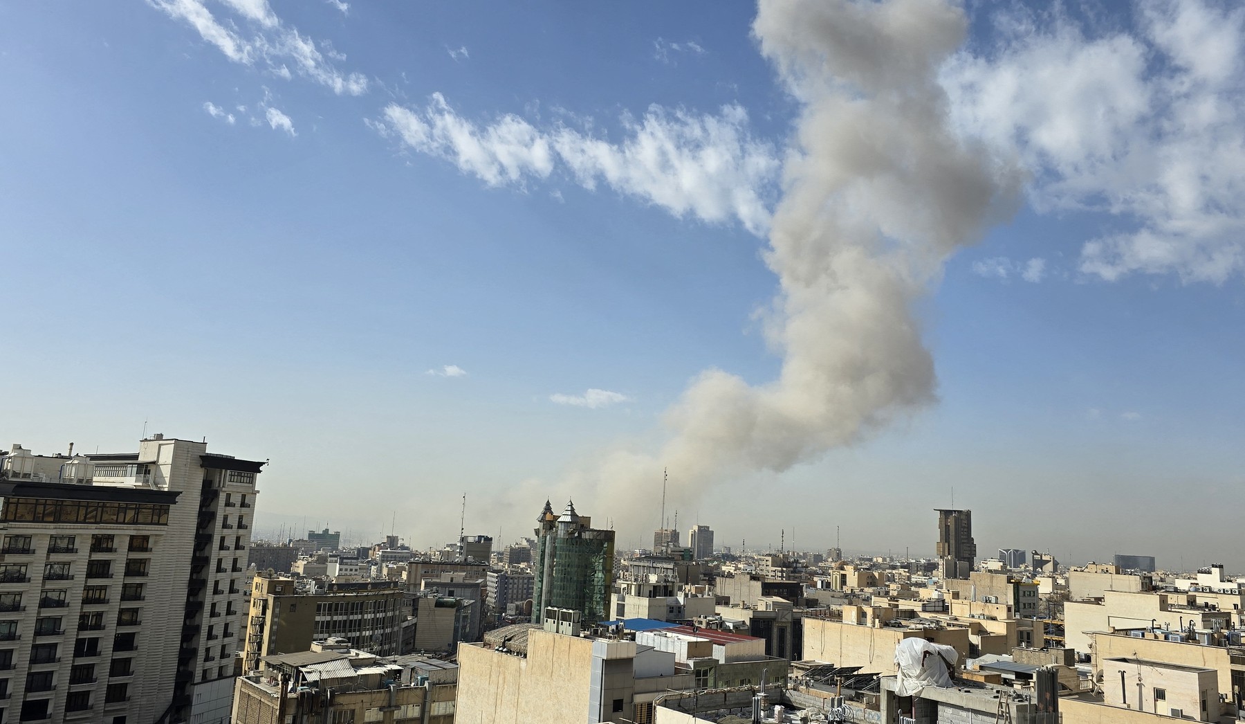 Petrolier mare ancorat în Strâmtoarea Ormuz în contextul războiului din Iran și creșterii prețului petrolului peste 125 dolari pe baril. | sursa foto: G4Media Petrolier mare ancorat în Strâmtoarea Ormuz în contextul războiului din Iran și creșterii prețului petrolului peste 125 dolari pe baril. | sursa foto: G4Media