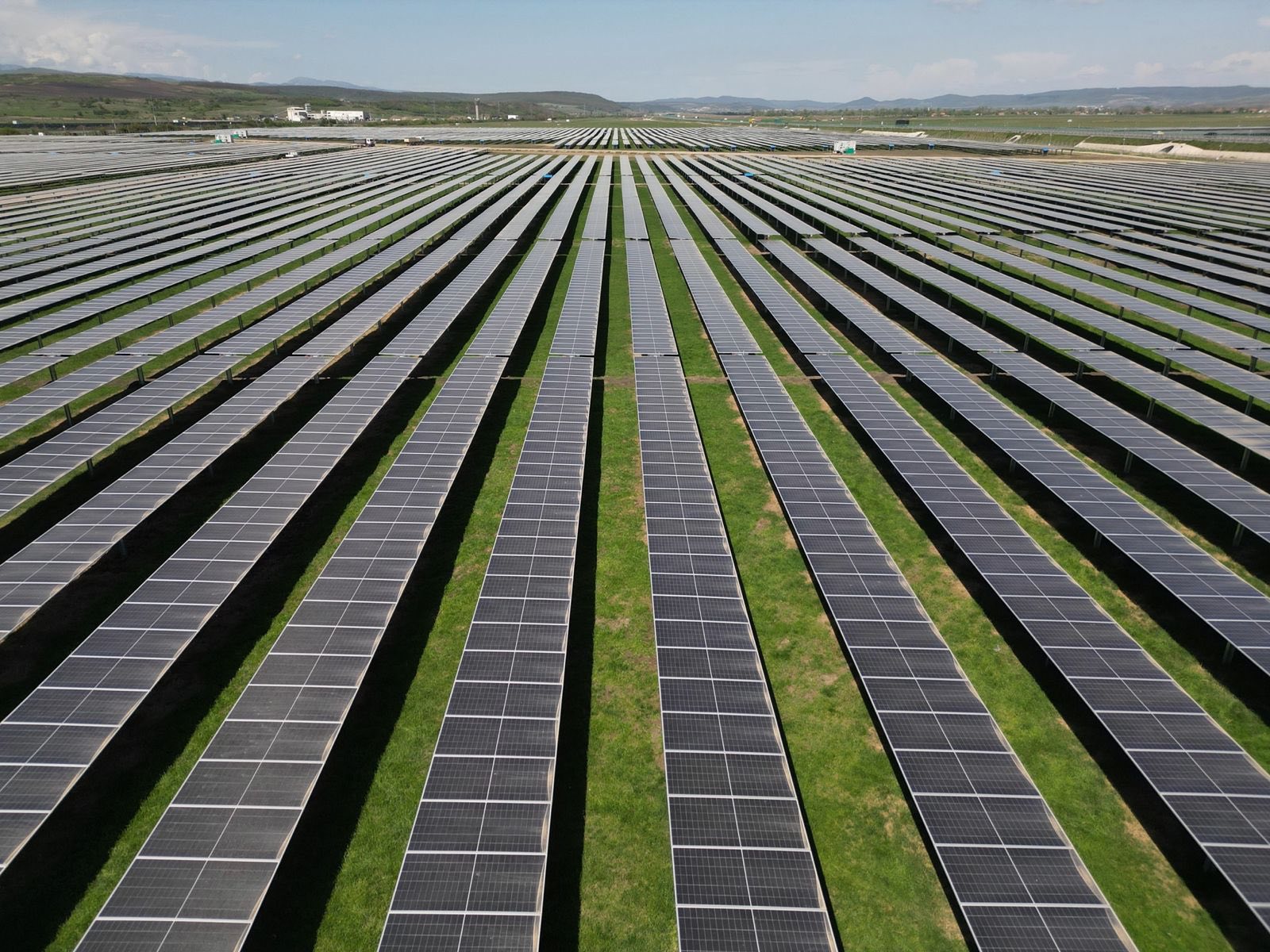 Panouri solare chinezești Jinko Solar și invertoare Huawei instalate în parc fotovoltaic din Vadul lui Vodă pentru energie regenerabilă Moldova, cu riscuri de securitate cibernetică energie. | sursa foto: G4Media Panouri solare chinezești Jinko Solar și invertoare Huawei instalate în parc fotovoltaic din Vadul lui Vodă pentru energie regenerabilă Moldova, cu riscuri de securitate cibernetică energie. | sursa foto: G4Media
