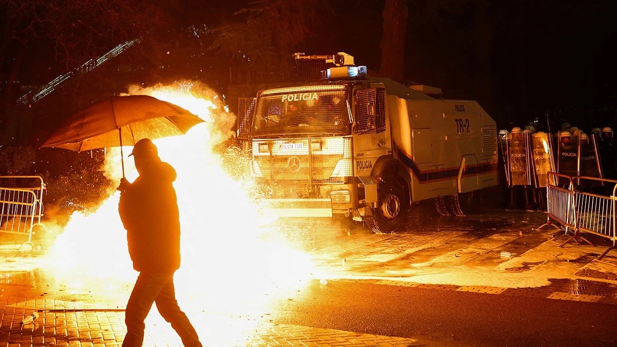 Mulțime de protestatari în fața sediului guvernului din Tirana în timpul protestelor Tirana cu ciocniri violente și arestări protestatari. | sursa foto: G4Media Mulțime de protestatari în fața sediului guvernului din Tirana în timpul protestelor Tirana cu ciocniri violente și arestări protestatari. | sursa foto: G4Media