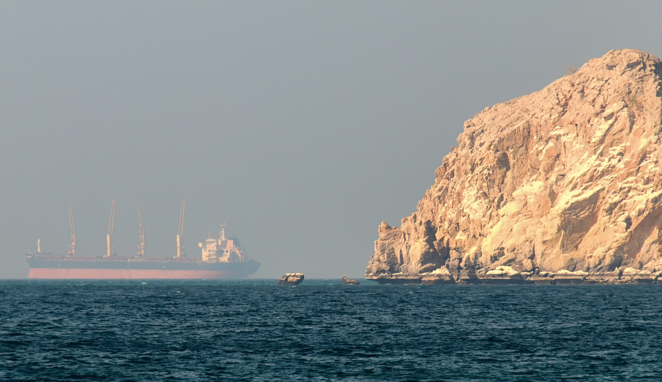 Nave comerciale în Strâmtoarea Ormuz sub focuri de armă, afectând navigația maritimă în zona strategică de tranzit naval. | sursa foto: G4Media Nave comerciale în Strâmtoarea Ormuz sub focuri de armă, afectând navigația maritimă în zona strategică de tranzit naval. | sursa foto: G4Media