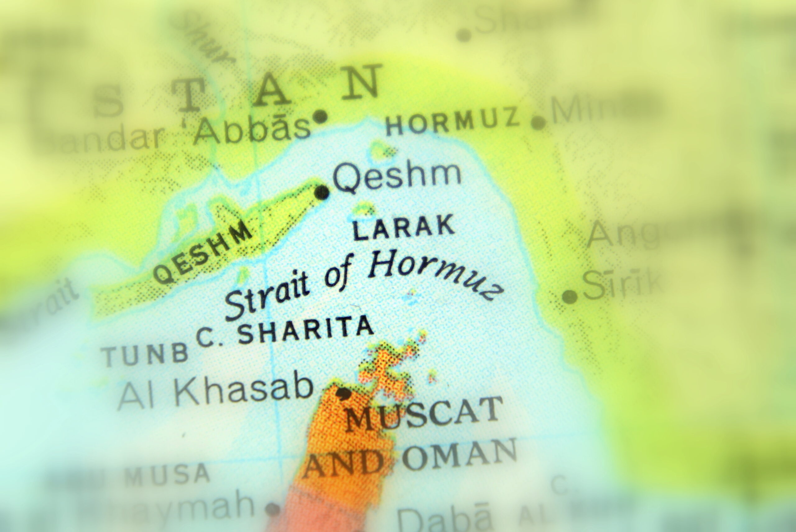 Hărți maritime cu Strâmtoarea Ormuz evidențiată, ilustrând acordul Iran Oman pentru reluarea traficului petrolier prin ruta strategică. | sursa foto: G4Media Hărți maritime cu Strâmtoarea Ormuz evidențiată, ilustrând acordul Iran Oman pentru reluarea traficului petrolier prin ruta strategică. | sursa foto: G4Media