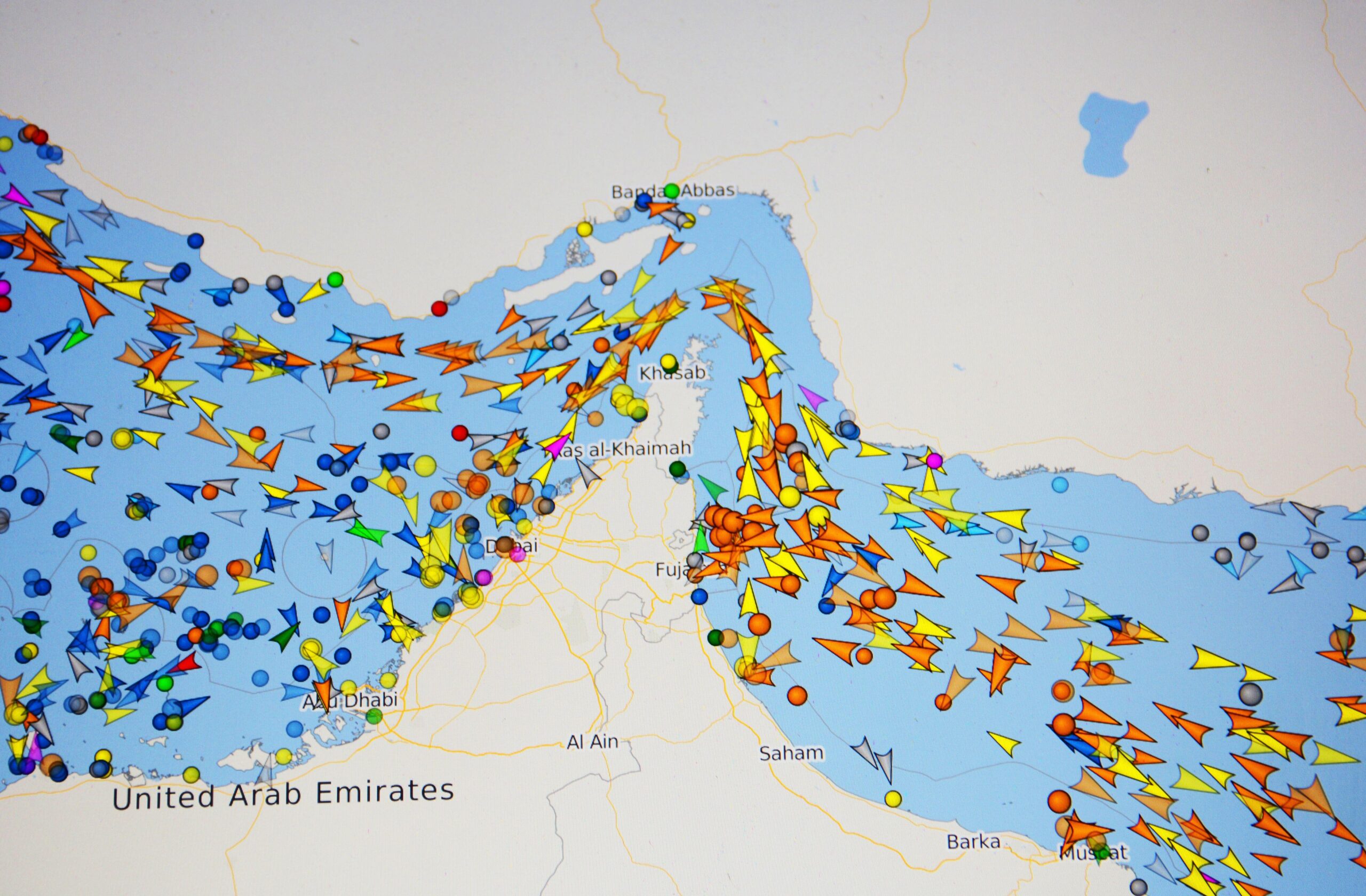 Petrolier iranian și nave militare patrulând Strâmtoarea Ormuz în contextul tensiunilor SUA-Iran și amenințărilor de închidere a traficului maritim. | sursa foto: G4Media Petrolier iranian și nave militare patrulând Strâmtoarea Ormuz în contextul tensiunilor SUA-Iran și amenințărilor de închidere a traficului maritim. | sursa foto: G4Media