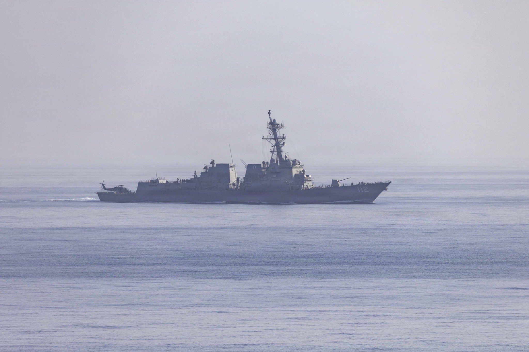 Nave militare iraniene patrulează Strâmtoarea Ormuz sub control maritim strict, răspunzând blocadei americane asupra traficului maritim. | sursa foto: G4Media Nave militare iraniene patrulează Strâmtoarea Ormuz sub control maritim strict, răspunzând blocadei americane asupra traficului maritim. | sursa foto: G4Media
