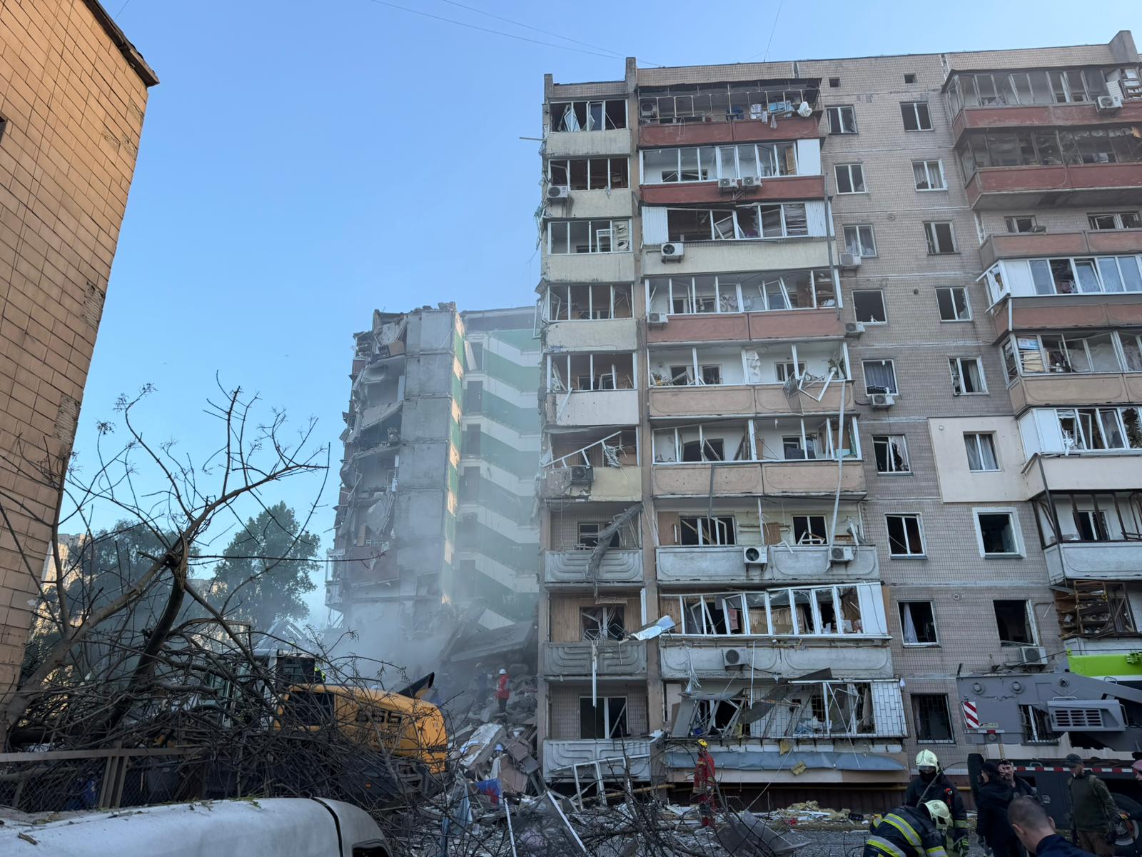 Bloc de locuințe parțial prăbușit în Kiev după atac drone Kiev și rachete rusești, cu pagube clădiri și fum vizibil în zonă | sursa foto: G4Media Bloc de locuințe parțial prăbușit în Kiev după atac drone Kiev și rachete rusești, cu pagube clădiri și fum vizibil în zonă | sursa foto: G4Media
