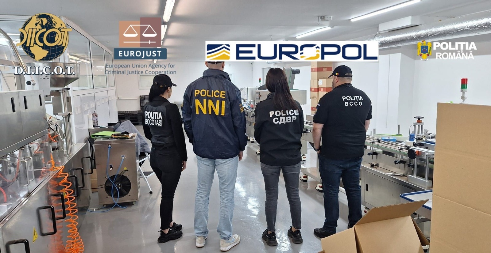 Membri ai grupului infracțional organizat escortați de polițiști în timpul perchezițiilor din România pentru suplimente alimentare contrafăcute. | sursa foto: G4Media Membri ai grupului infracțional organizat escortați de polițiști în timpul perchezițiilor din România pentru suplimente alimentare contrafăcute. | sursa foto: G4Media