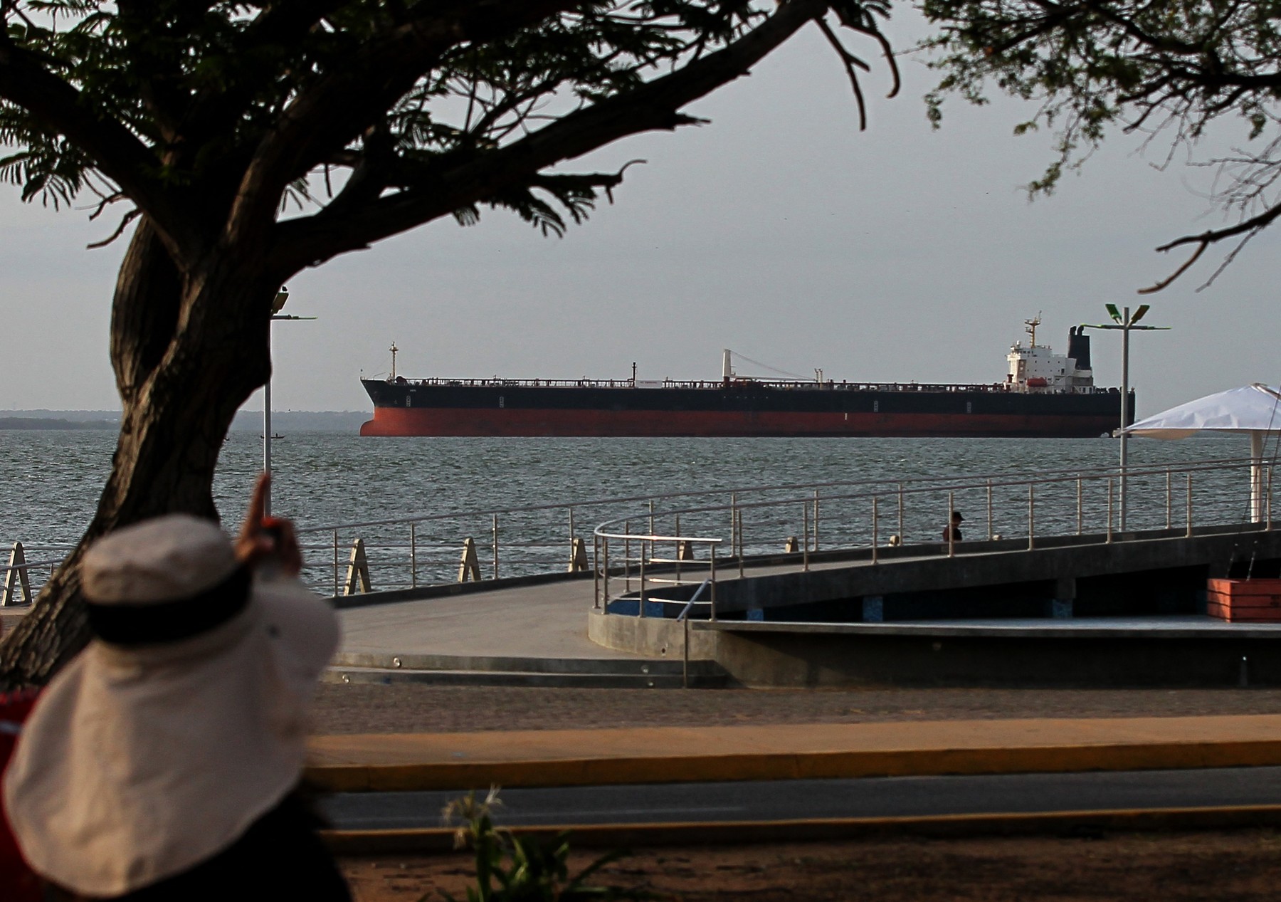 Navă militară în Strâmtoarea Ormuz monitorizând traficul maritim în contextul tensiunilor SUA Iran și securității maritime regionale. | sursa foto: G4Media Navă militară în Strâmtoarea Ormuz monitorizând traficul maritim în contextul tensiunilor SUA Iran și securității maritime regionale. | sursa foto: G4Media