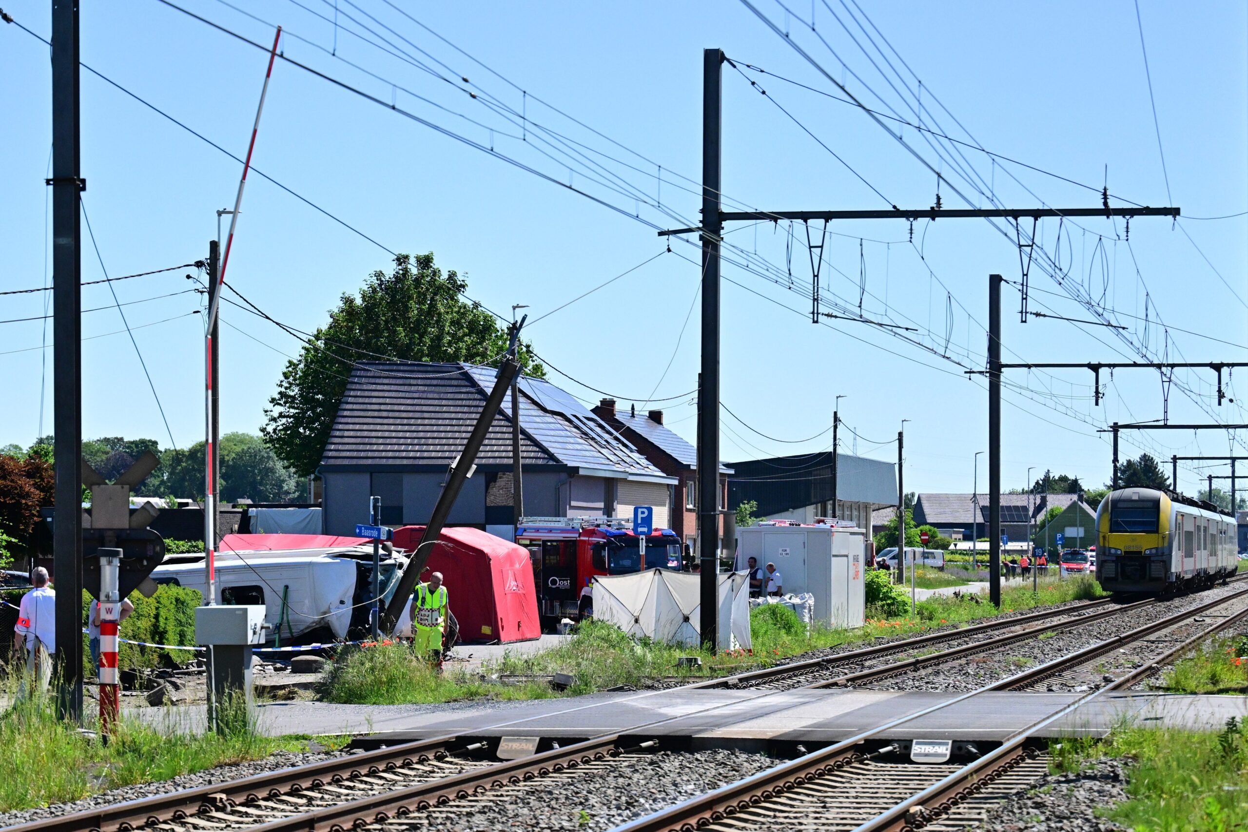Microbuz școlar avariat grav după coliziune tren microbuz la trecere la nivel în Buggenhout, Belgia, cu victime accident feroviar. | sursa foto: G4Media Microbuz școlar avariat grav după coliziune tren microbuz la trecere la nivel în Buggenhout, Belgia, cu victime accident feroviar. | sursa foto: G4Media