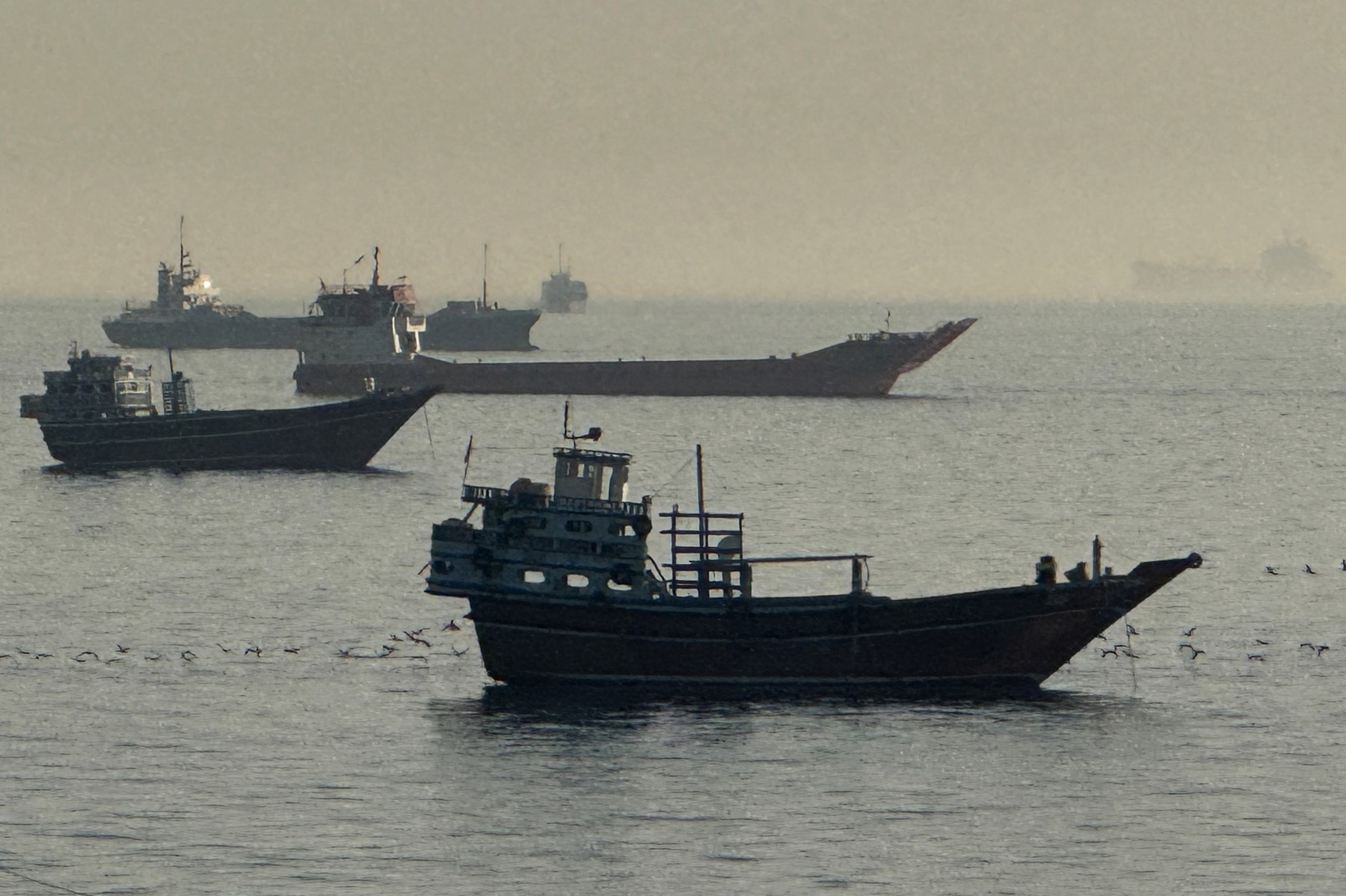 Nava RFA Lyme Bay a flotei britanice încărcată cu vehicule subacvatice pentru deminare Strâmtoarea Ormuz, în așteptarea Bundeswehr Germania. | sursa foto: G4Media Nava RFA Lyme Bay a flotei britanice încărcată cu vehicule subacvatice pentru deminare Strâmtoarea Ormuz, în așteptarea Bundeswehr Germania. | sursa foto: G4Media