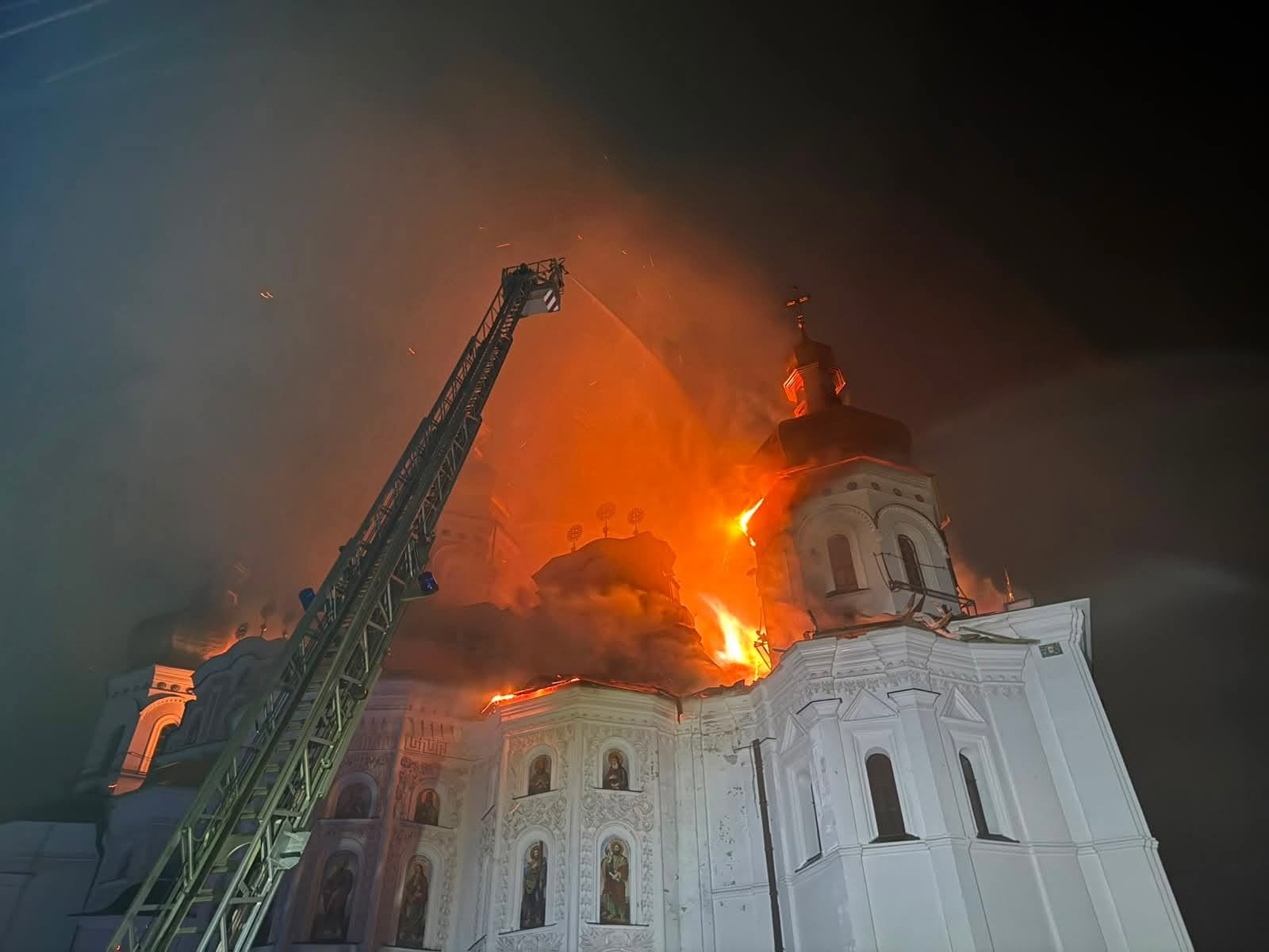 Catedrala Adormirii Maicii Domnului în flăcări după atac rusesc cu rachete, acoperișul medieval incendiat în patrimoniul UNESCO din Kiev. | sursa foto: G4Media Catedrala Adormirii Maicii Domnului în flăcări după atac rusesc cu rachete, acoperișul medieval incendiat în patrimoniul UNESCO din Kiev. | sursa foto: G4Media