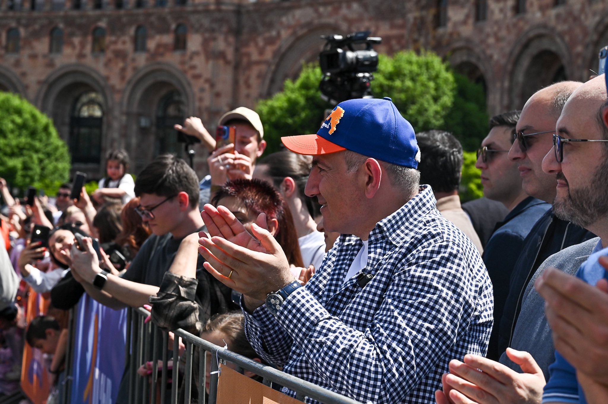 Nikol Pașinian vorbind la un miting electoral în Armenia, cu steaguri naționale și bannere despre alegeri parlamentare Armenia și acord pace Azerbaidjan. | sursa foto: G4Media Nikol Pașinian vorbind la un miting electoral în Armenia, cu steaguri naționale și bannere despre alegeri parlamentare Armenia și acord pace Azerbaidjan. | sursa foto: G4Media