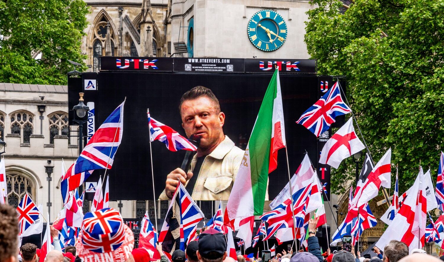Tommy Robinson vorbind la o conferință Patriots Network organizată de partidul extremist AUR în București, România. | sursa foto: G4Media Tommy Robinson vorbind la o conferință Patriots Network organizată de partidul extremist AUR în București, România. | sursa foto: G4Media