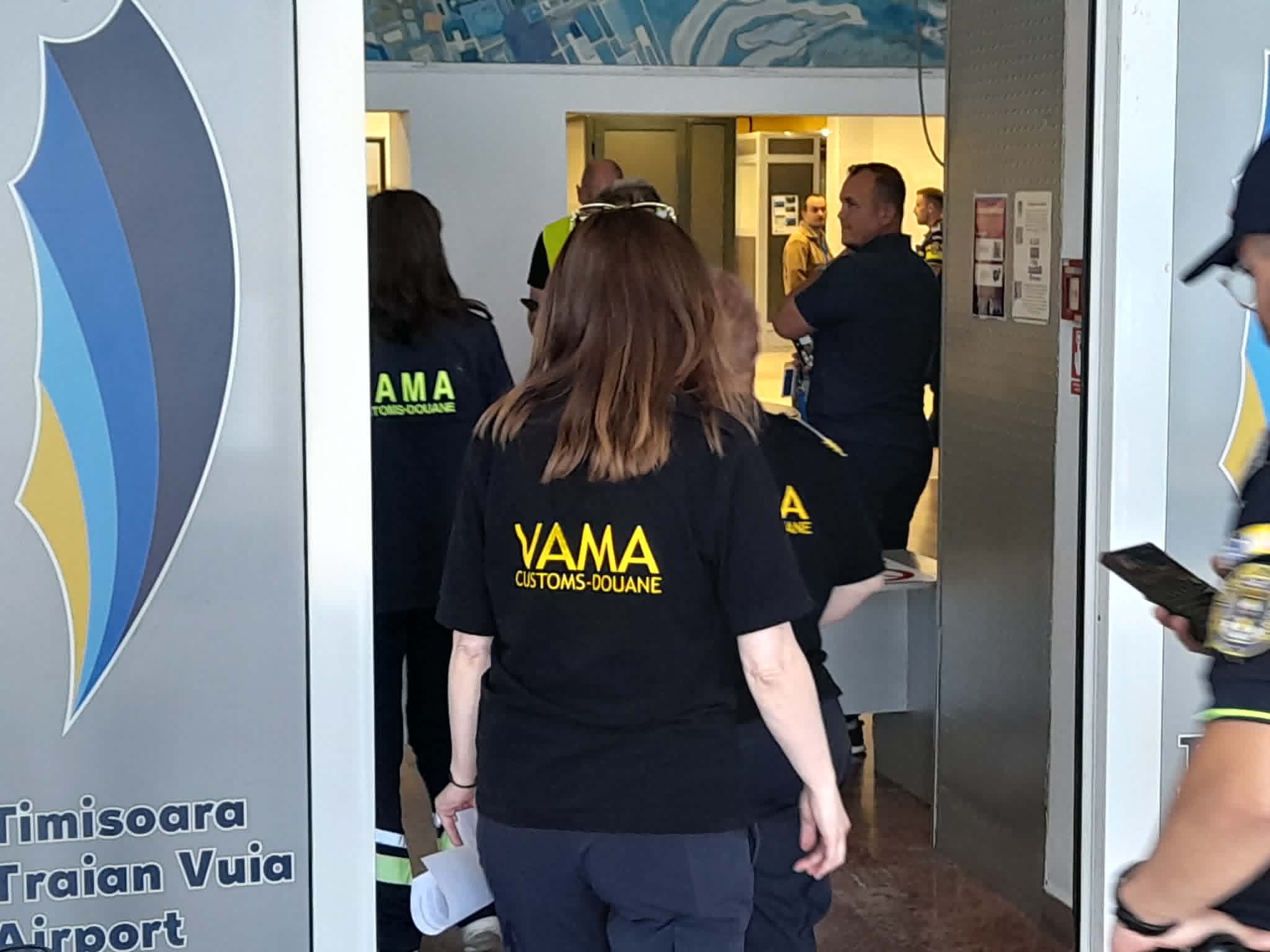 Șeful Autorității Vamale Române semnând documente oficiale în birou, legat de caz de fals intelectual și sancțiuni contravenționale. | sursa foto: G4Media Șeful Autorității Vamale Române semnând documente oficiale în birou, legat de caz de fals intelectual și sancțiuni contravenționale. | sursa foto: G4Media