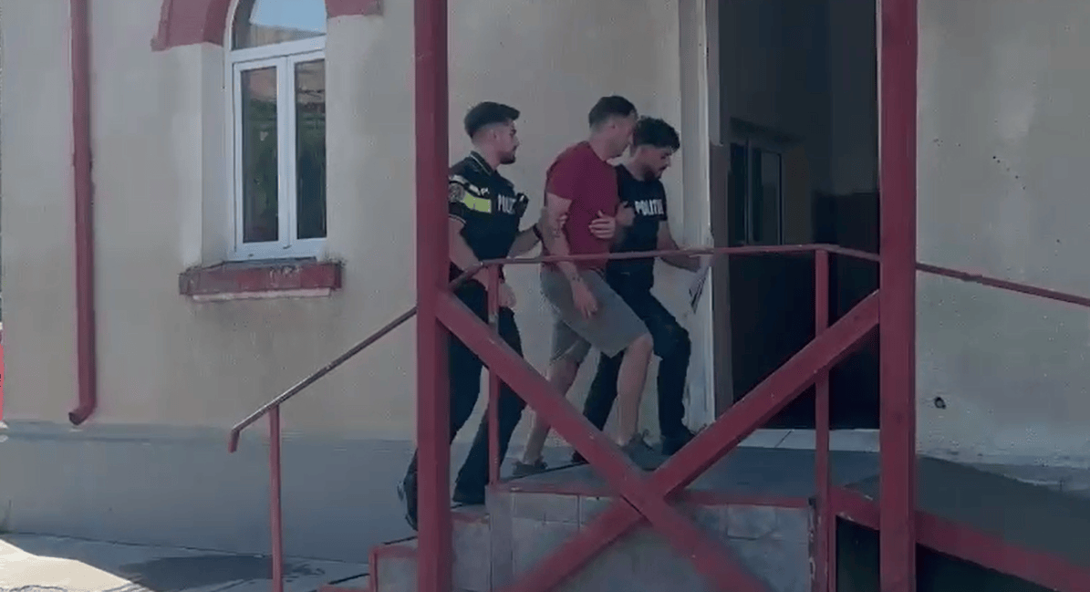 Opt angajați ai firmei de transport bani pentru Wizz Air în timpul audierilor la Poliția Capitalei privind furt angajați transport bani. | sursa foto: G4Media Opt angajați ai firmei de transport bani pentru Wizz Air în timpul audierilor la Poliția Capitalei privind furt angajați transport bani. | sursa foto: G4Media