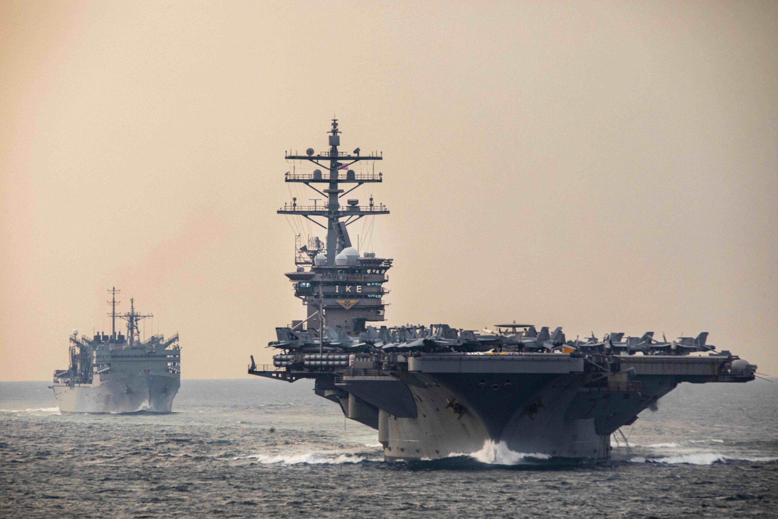 Avioane militare americane lansând atacuri asupra bazelor Gărzilor Revoluționare în Iran, escaladând tensiunile în Orientul Mijlociu. | sursa foto: G4Media Avioane militare americane lansând atacuri asupra bazelor Gărzilor Revoluționare în Iran, escaladând tensiunile în Orientul Mijlociu. | sursa foto: G4Media