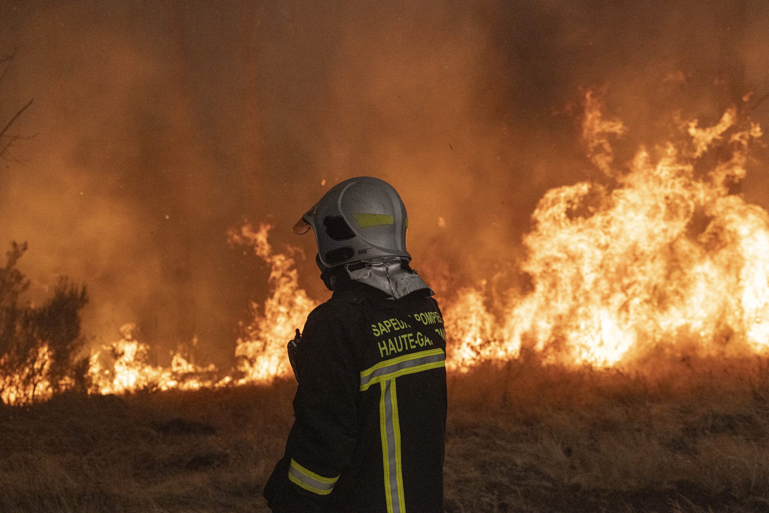 Pompieri intervenție cu 11 aeronave și 5 elicoptere în timpul incendiului Skyros, evacuare Pefko în curs pe teren montan cu fum dens | sursa foto: G4Media Pompieri intervenție cu 11 aeronave și 5 elicoptere în timpul incendiului Skyros, evacuare Pefko în curs pe teren montan cu fum dens | sursa foto: G4Media