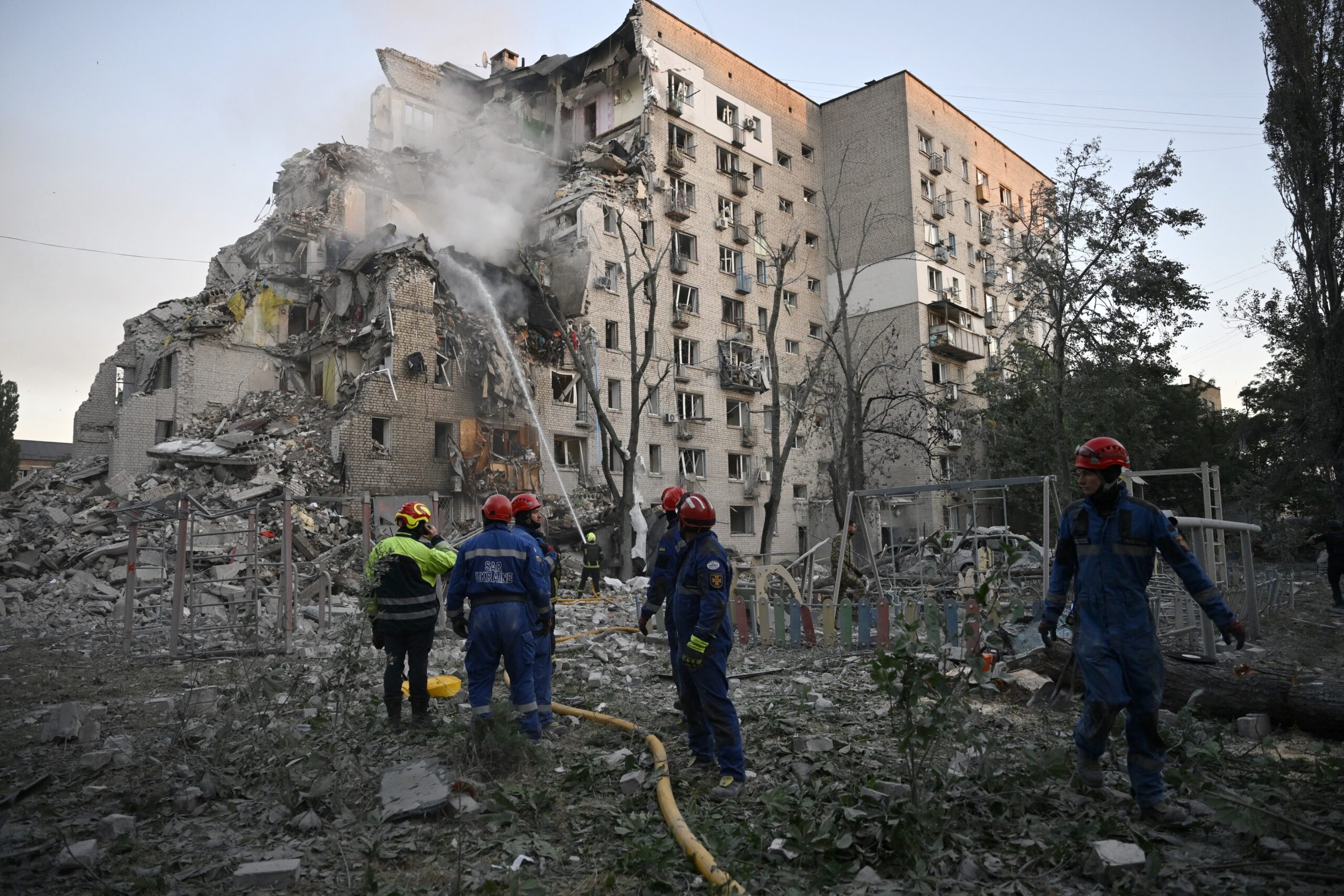 Echipe ONU și salvatori asistă victime civile după atacuri rusești Ucraina în Kiev, ONU condamnă violențele și cere dezescaladare urgentă. | sursa foto: G4Media Echipe ONU și salvatori asistă victime civile după atacuri rusești Ucraina în Kiev, ONU condamnă violențele și cere dezescaladare urgentă. | sursa foto: G4Media