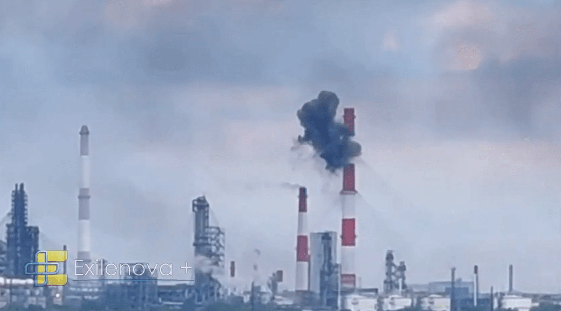 Atac drone Ucraina asupra rafinăriei petrol Sizran cu flăcări și fum, petrolier Marea Azov avariat în fundal pe apă. | sursa foto: G4Media Atac drone Ucraina asupra rafinăriei petrol Sizran cu flăcări și fum, petrolier Marea Azov avariat în fundal pe apă. | sursa foto: G4Media
