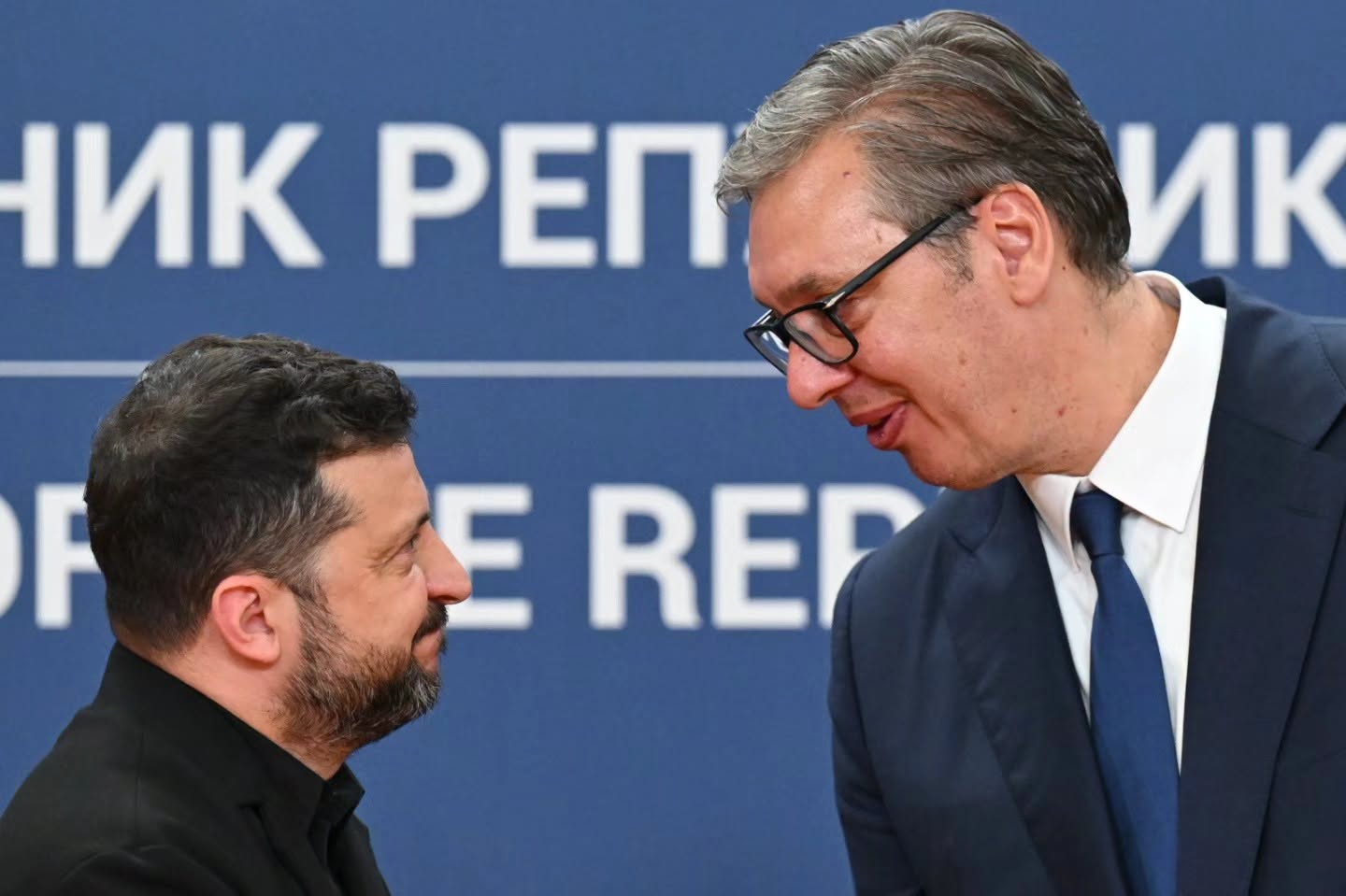 Volodimir Zelenski și Aleksandar Vučić stând față în față în timpul unei întâlniri oficiale în Serbia, țară apropiată Rusiei. | sursa foto: G4Media Volodimir Zelenski și Aleksandar Vučić stând față în față în timpul unei întâlniri oficiale în Serbia, țară apropiată Rusiei. | sursa foto: G4Media