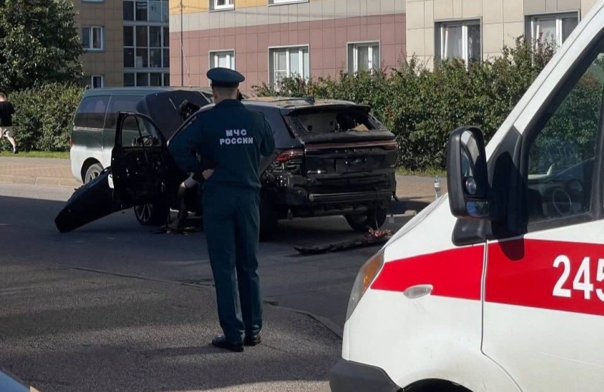 Militar rus ucis într-o mașină capcană explodată pe o stradă din Sankt Petersburg, cu resturi ale vehiculului distrus și echipe de intervenție la fața locului. | sursa foto: G4Media Militar rus ucis într-o mașină capcană explodată pe o stradă din Sankt Petersburg, cu resturi ale vehiculului distrus și echipe de intervenție la fața locului. | sursa foto: G4Media