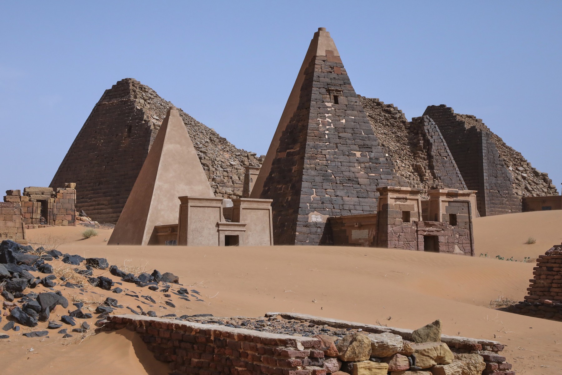 Piramidele Meroe acoperite parțial de nisip și vegetație, ilustrând deteriorarea sitului UNESCO din cauza războiului din Sudan. | sursa foto: G4Media Piramidele Meroe acoperite parțial de nisip și vegetație, ilustrând deteriorarea sitului UNESCO din cauza războiului din Sudan. | sursa foto: G4Media