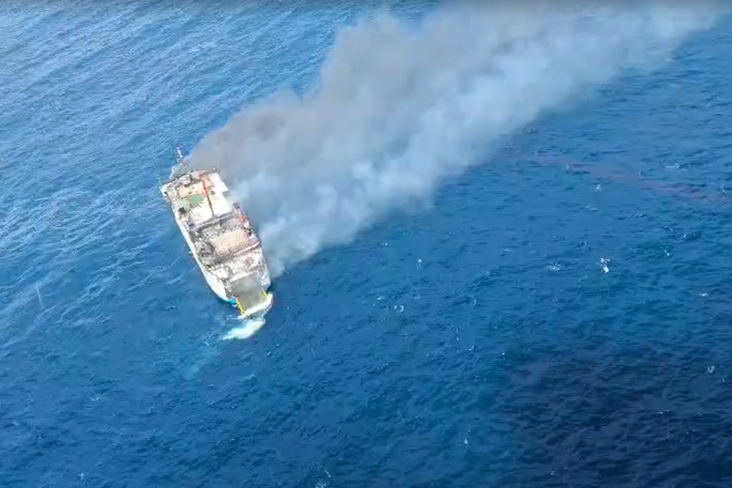 Feribot incendiu Bali în Strâmtoarea Lombok cu fum gros și echipaje de salvare evacuând pasageri în operațiune de salvare pasageri accidente maritime Indonezia | sursa foto: G4Media Feribot incendiu Bali în Strâmtoarea Lombok cu fum gros și echipaje de salvare evacuând pasageri în operațiune de salvare pasageri accidente maritime Indonezia | sursa foto: G4Media