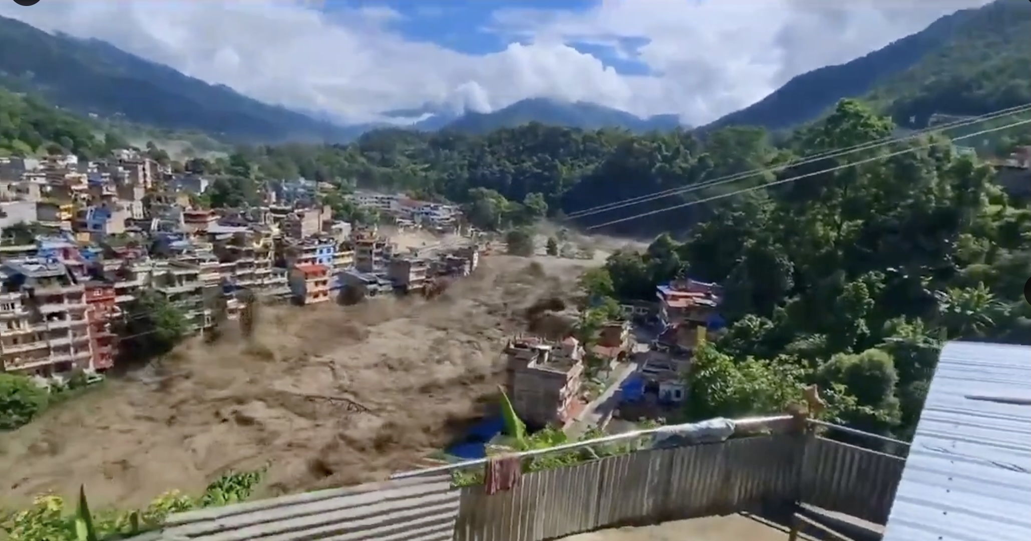 Echipe de salvare în echipament de protecție lângă intrarea unui tunel inundat pe șantierul barajului hidroelectric afectat de viitura Nepal-China, evacuare muncitori tunel în desfășurare. | sursa foto: G4Media Echipe de salvare în echipament de protecție lângă intrarea unui tunel inundat pe șantierul barajului hidroelectric afectat de viitura Nepal-China, evacuare muncitori tunel în desfășurare. | sursa foto: G4Media