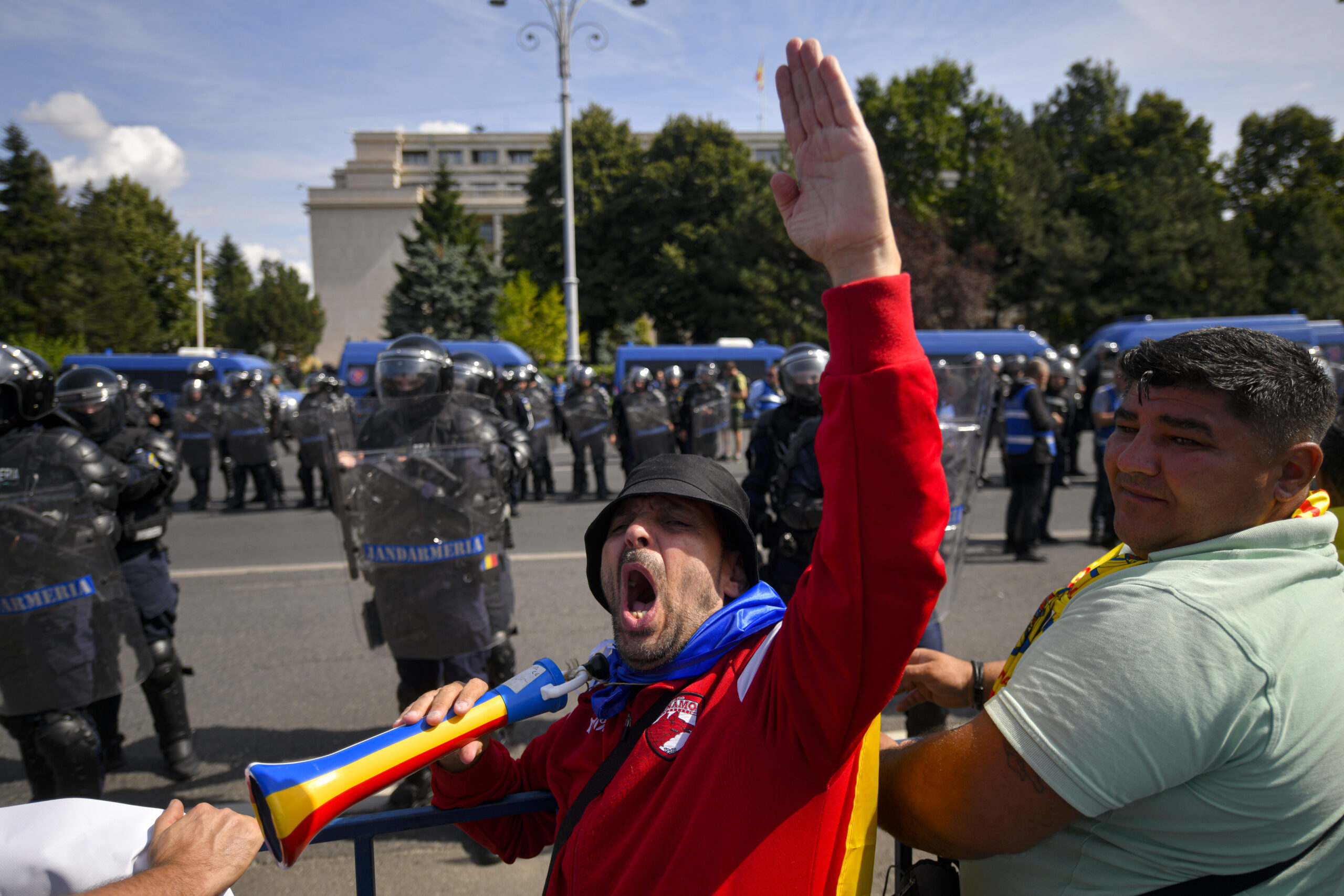 Jandarmi agresați în timpul protestului ciobanilor violenți, cu forțe de ordine intervenind în Piața Victoriei la percheziții protest ciobani. | sursa foto: G4Media Jandarmi agresați în timpul protestului ciobanilor violenți, cu forțe de ordine intervenind în Piața Victoriei la percheziții protest ciobani. | sursa foto: G4Media