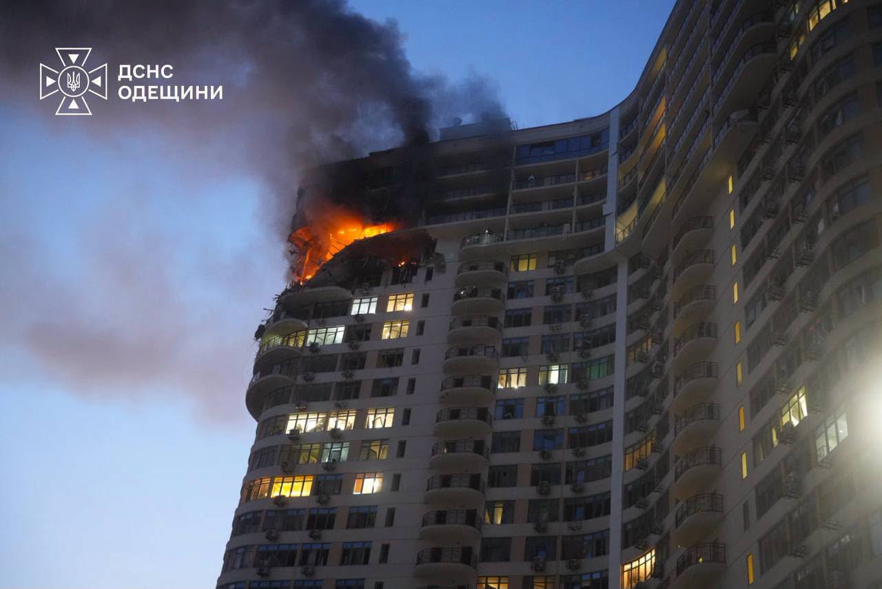 Echipe de salvare în Odesa extrag victime dintr-un bloc avariat de rachetă în urma atacurilor rusești Ucraina, operațiuni salvare Odesa în desfășurare. | sursa foto: G4Media Echipe de salvare în Odesa extrag victime dintr-un bloc avariat de rachetă în urma atacurilor rusești Ucraina, operațiuni salvare Odesa în desfășurare. | sursa foto: G4Media