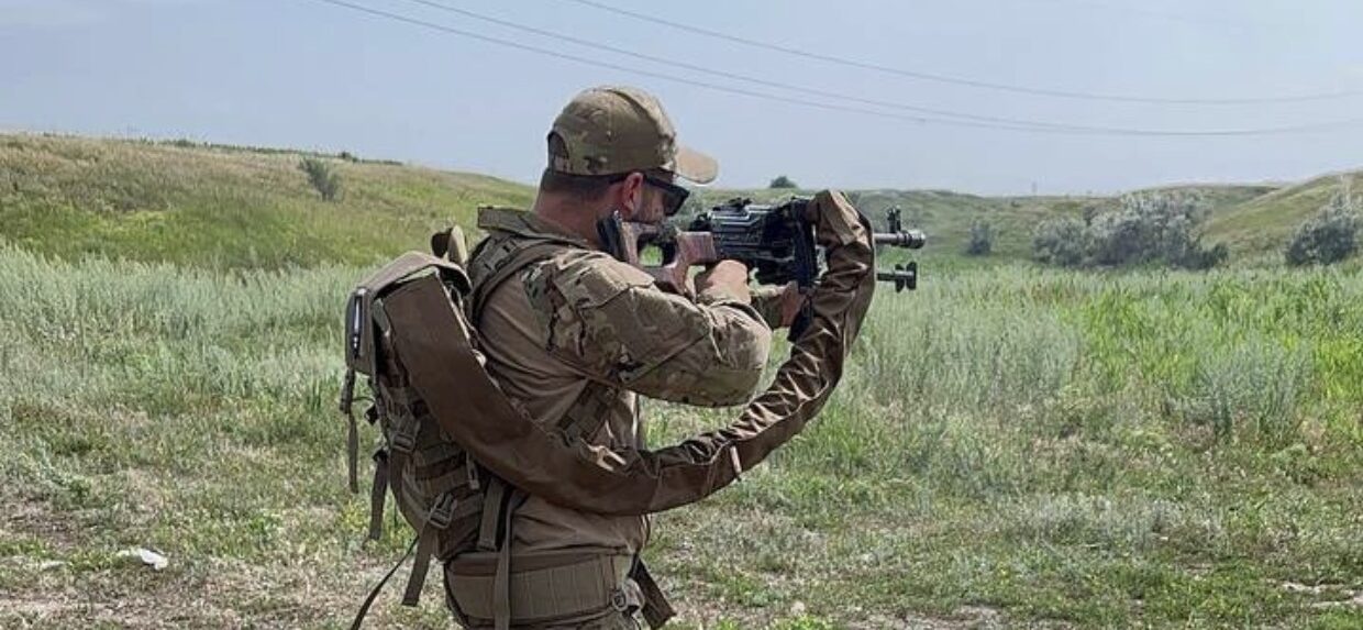 Andrei Marlboro în centrul de comandă, coordonând misiuni drone în război drone pe frontul din Ucraina ca pilot drone Ucraina. | sursa foto: G4Media Andrei Marlboro în centrul de comandă, coordonând misiuni drone în război drone pe frontul din Ucraina ca pilot drone Ucraina. | sursa foto: G4Media