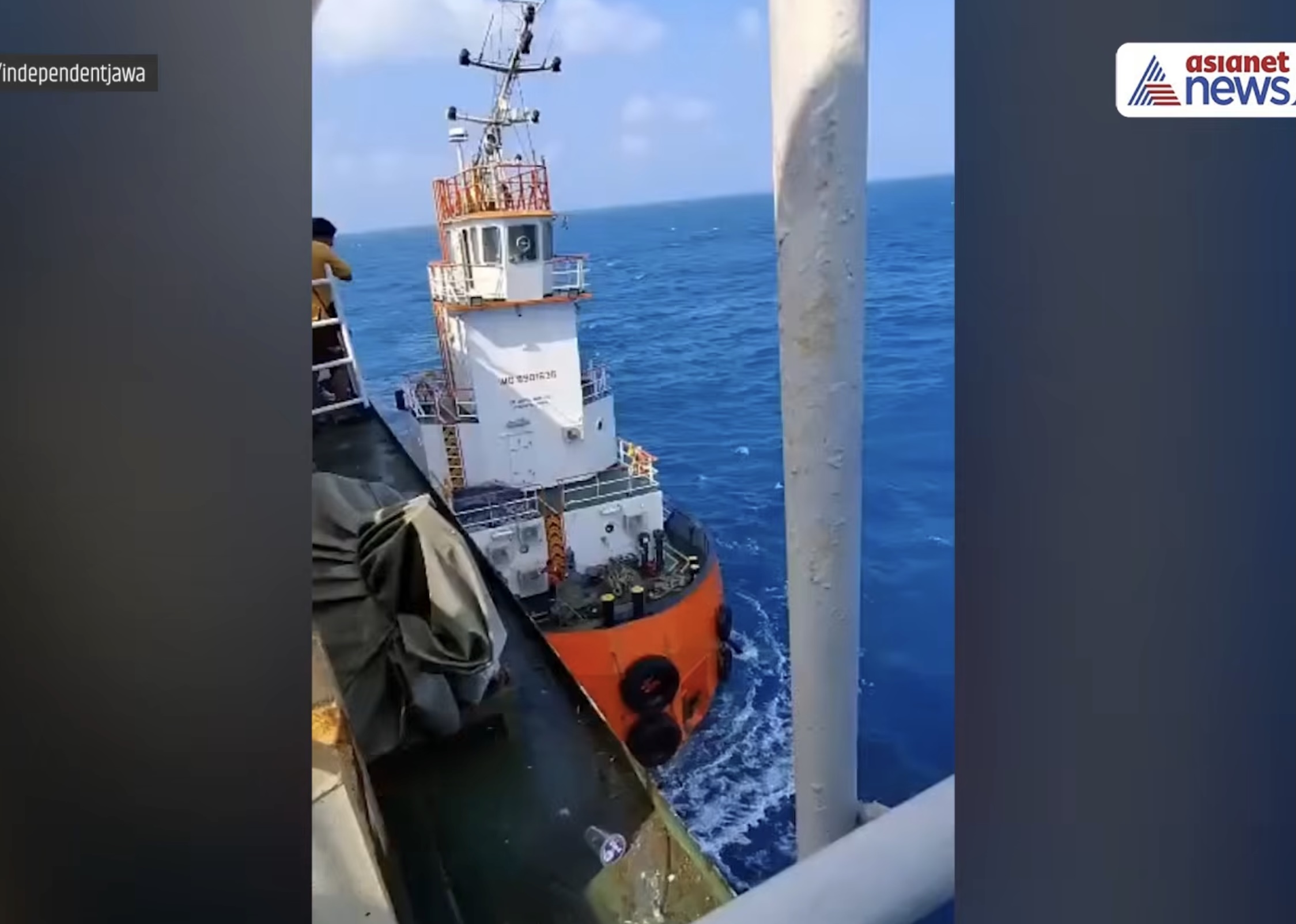 Echipajele de salvare în ambarcațiuni și elicopter în timpul operațiunii de scufundare navă pasageri, operațiune salvare, Marea Java. | sursa foto: G4Media Echipajele de salvare în ambarcațiuni și elicopter în timpul operațiunii de scufundare navă pasageri, operațiune salvare, Marea Java. | sursa foto: G4Media