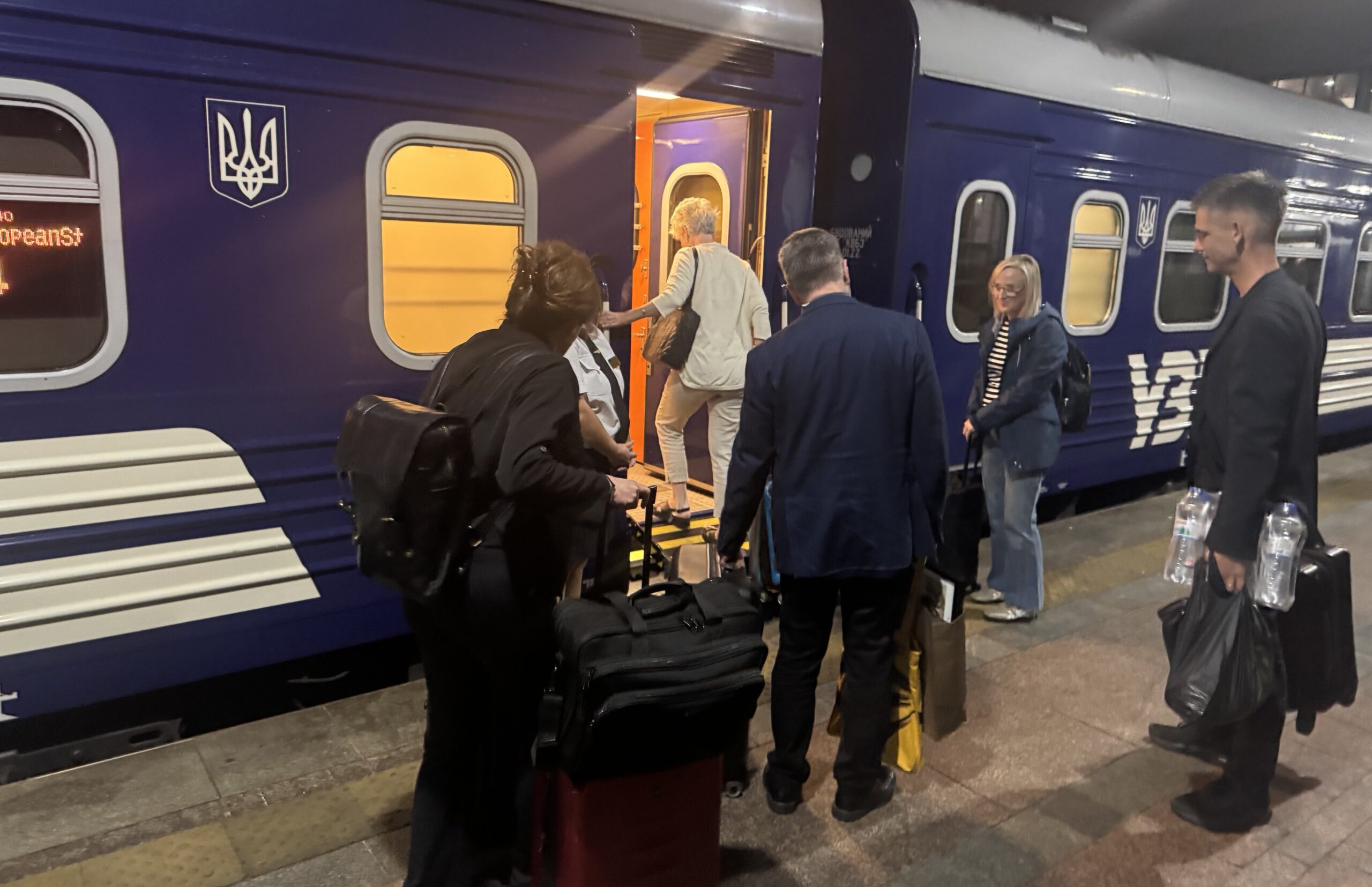 Carl Bildt în trenul Kiev-Varșovia, la câteva minute după atacul cu dronă Rusia asupra unui tren apropiat pe aceeași rută. | sursa foto: G4Media Carl Bildt în trenul Kiev-Varșovia, la câteva minute după atacul cu dronă Rusia asupra unui tren apropiat pe aceeași rută. | sursa foto: G4Media
