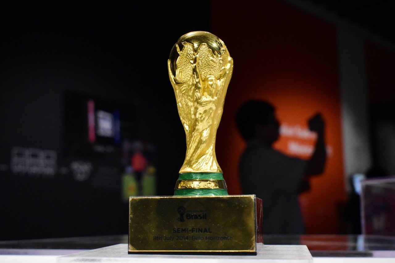 Jucători ai echipei naționale a Italiei sărbătorind calificarea neașteptată la Cupa Mondială 2026 pe stadion plin de suporteri. | sursa foto: Sport.ro Jucători ai echipei naționale a Italiei sărbătorind calificarea neașteptată la Cupa Mondială 2026 pe stadion plin de suporteri. | sursa foto: Sport.ro