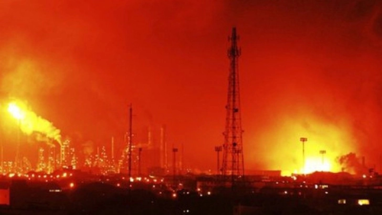 Incendiu puternic la rafinăria Afipsky din Rusia după atac dronă Ucraina, cu flăcări și fum gros peste instalații, daune infrastructură vizibile. | sursa foto: Stiri pe Surse Incendiu puternic la rafinăria Afipsky din Rusia după atac dronă Ucraina, cu flăcări și fum gros peste instalații, daune infrastructură vizibile. | sursa foto: Stiri pe Surse