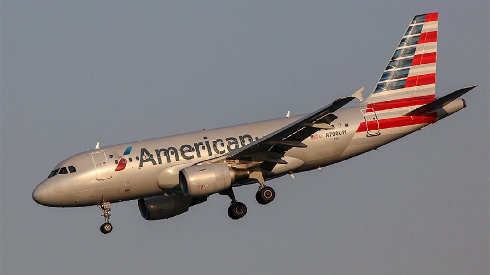 Cabina unui avion American Airlines cu fum dens și echipajul intervenind după explozie avion și incendiu cabina, răniți pasageri vizibili | sursa foto: Stiri pe Surse Cabina unui avion American Airlines cu fum dens și echipajul intervenind după explozie avion și incendiu cabina, răniți pasageri vizibili | sursa foto: Stiri pe Surse
