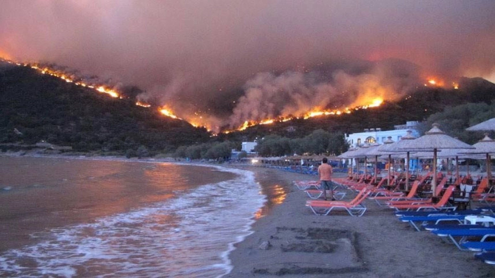 Elicoptere în zbor deasupra unei păduri cu fum dens, implicate în intervenție stingere incendii vegetație în Grecia după accident elicoptere Grecia. | sursa foto: Stiri pe Surse Elicoptere în zbor deasupra unei păduri cu fum dens, implicate în intervenție stingere incendii vegetație în Grecia după accident elicoptere Grecia. | sursa foto: Stiri pe Surse