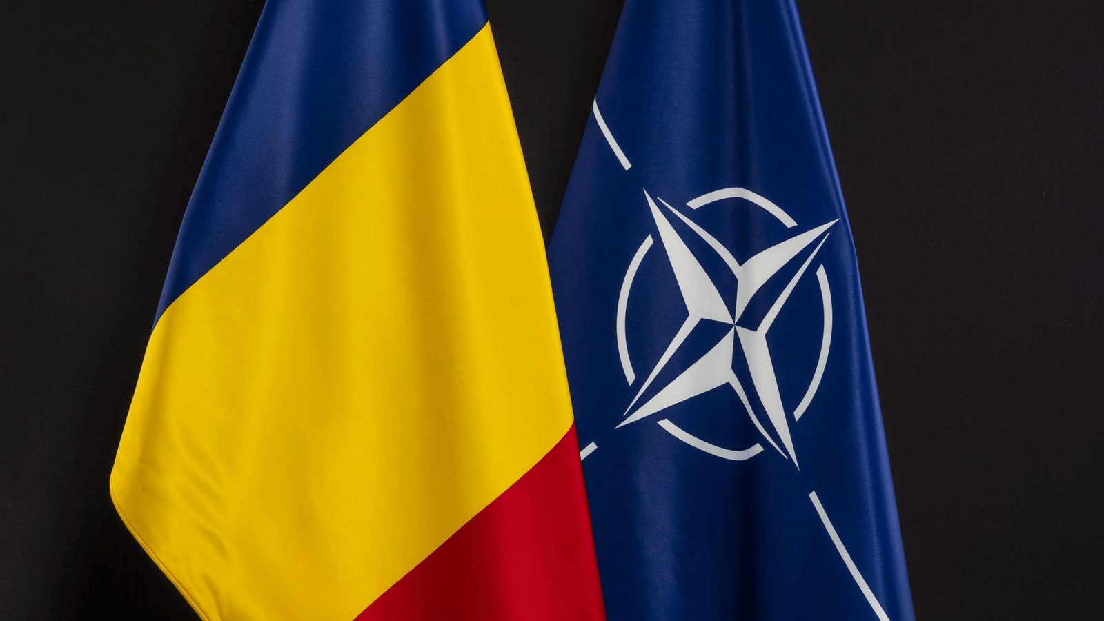 Oficial român prezentând harta cu zone de supraveghere maritimă și drone militare în timpul negocierilor NATO România pentru securitate și apărare. | sursa foto: Stiri pe Surse Oficial român prezentând harta cu zone de supraveghere maritimă și drone militare în timpul negocierilor NATO România pentru securitate și apărare. | sursa foto: Stiri pe Surse